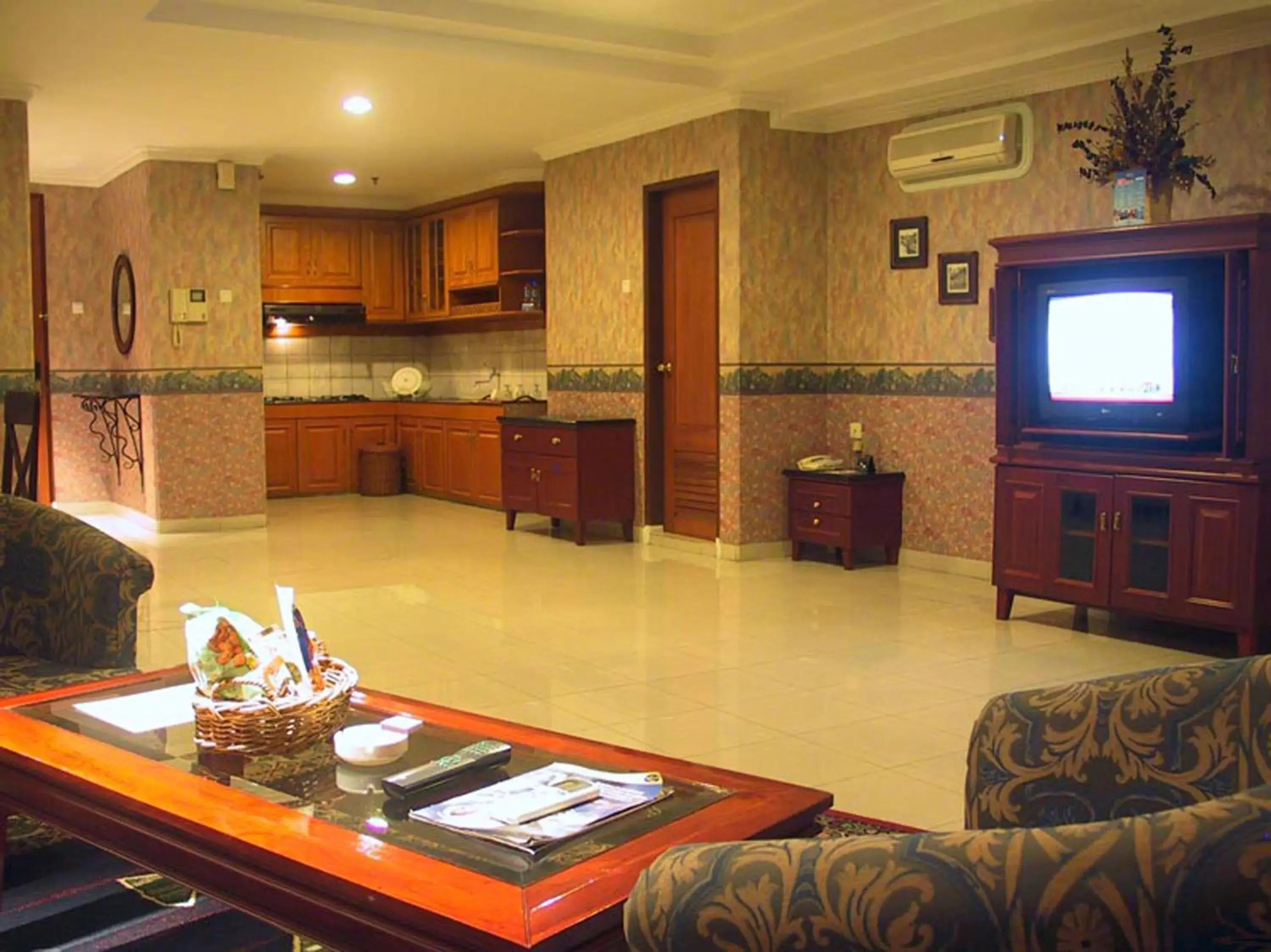 Living room, Kitchen/Kitchenette in Travellers Suites Serviced Apartments
