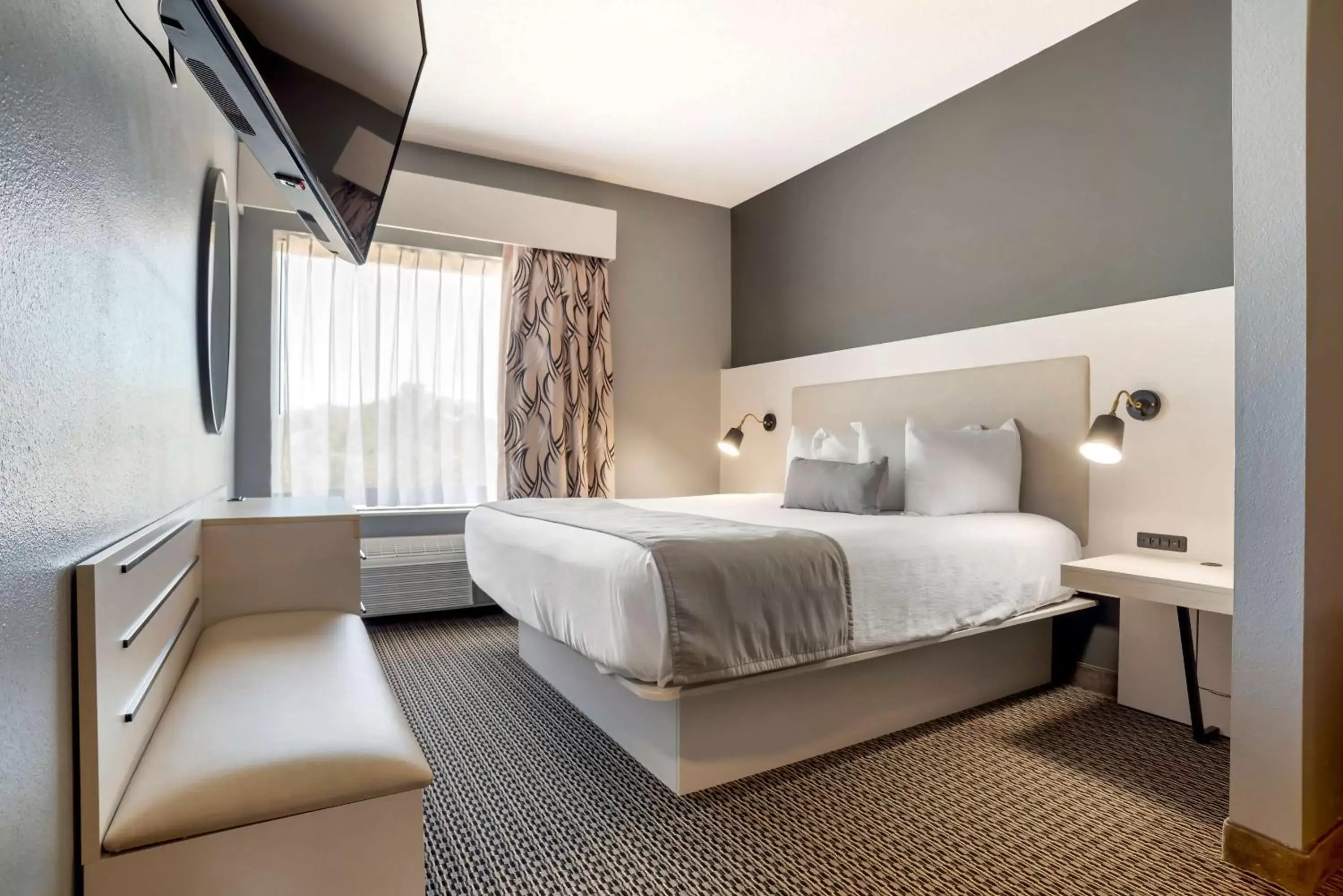 Bedroom, Bed in Best Western Plus Two Rivers Hotel & Suites