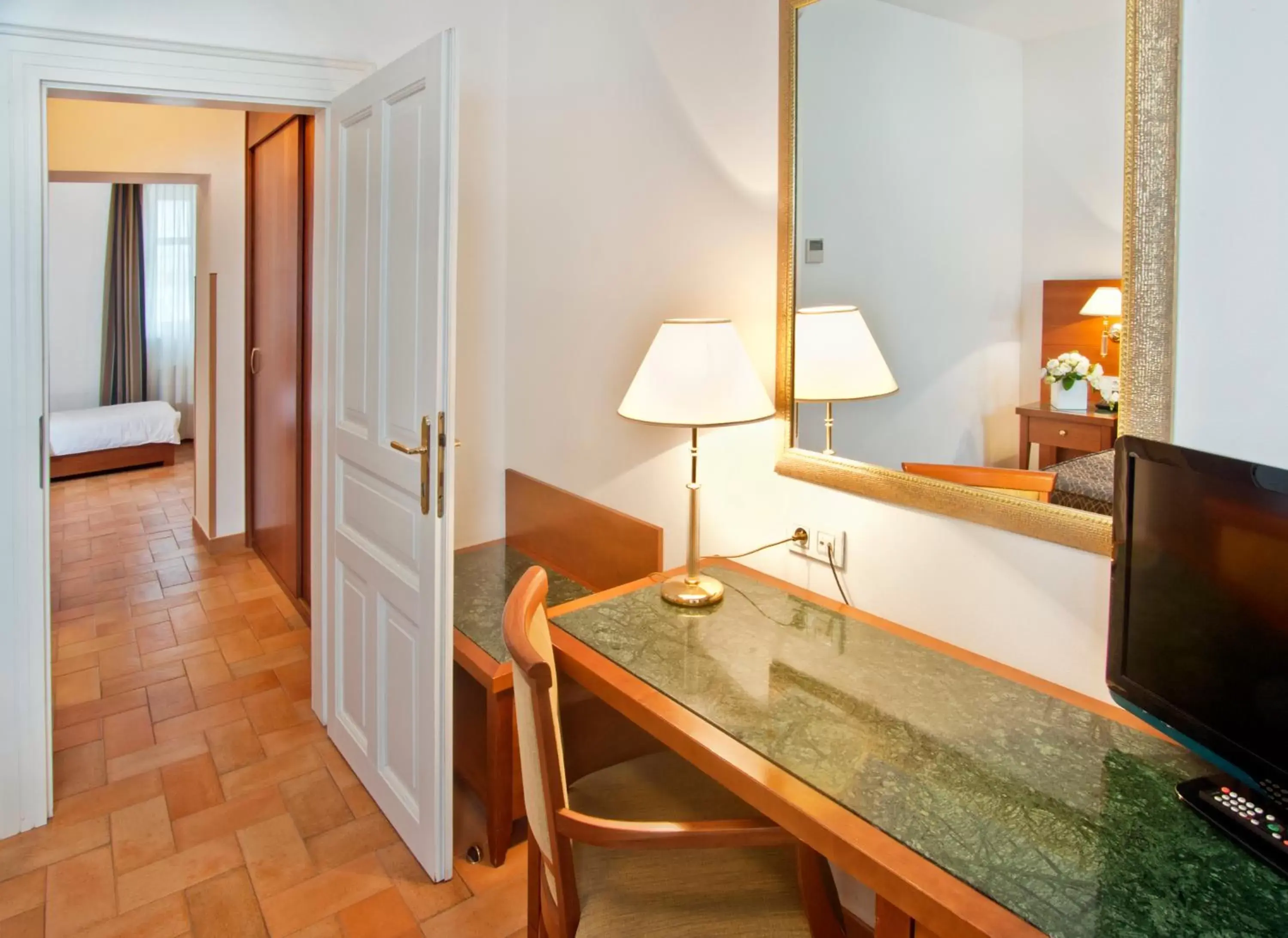 Seating area, Bathroom in Hotel Galileo