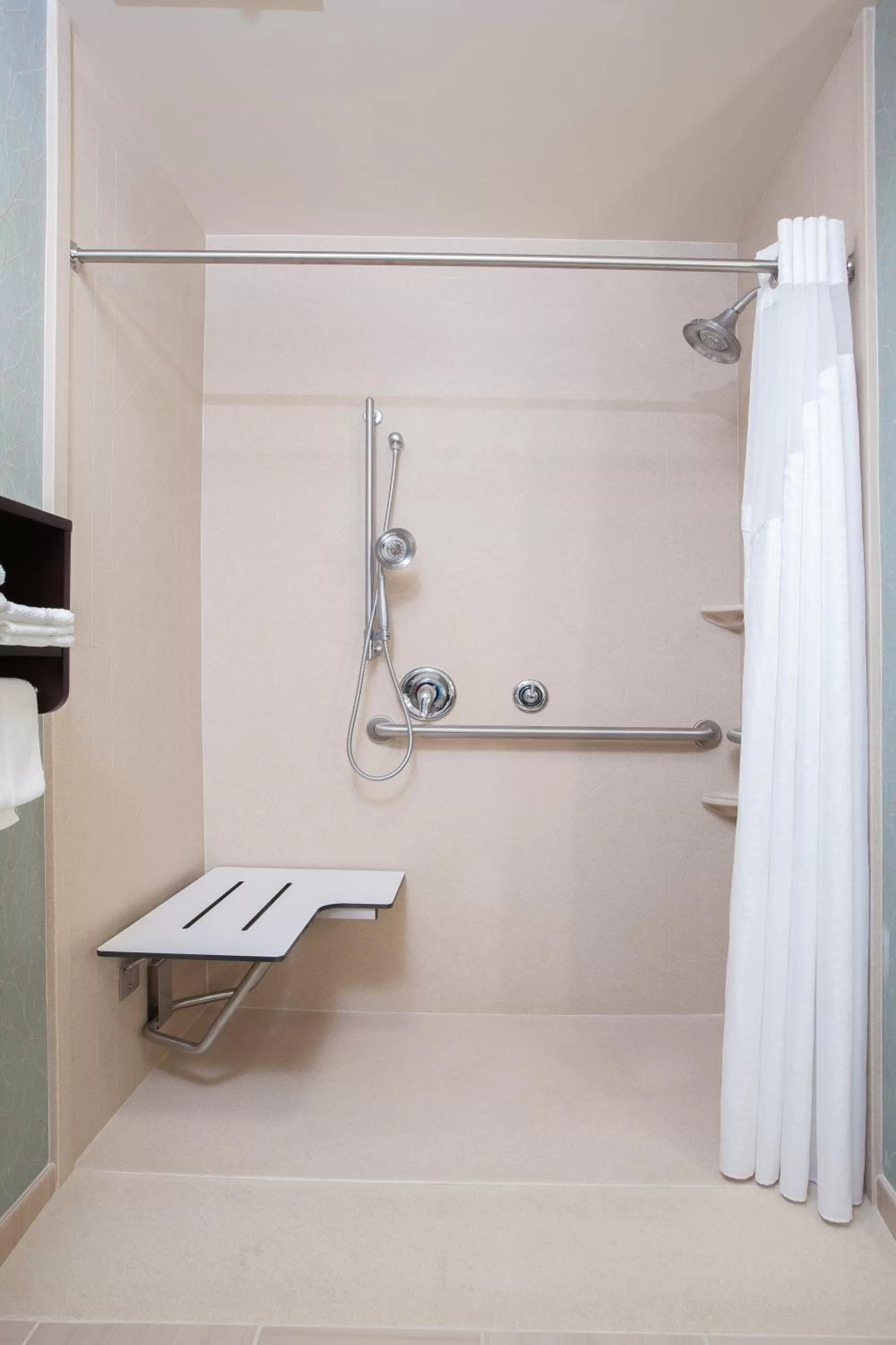 Bathroom in Holiday Inn Express & Suites Eureka by IHG