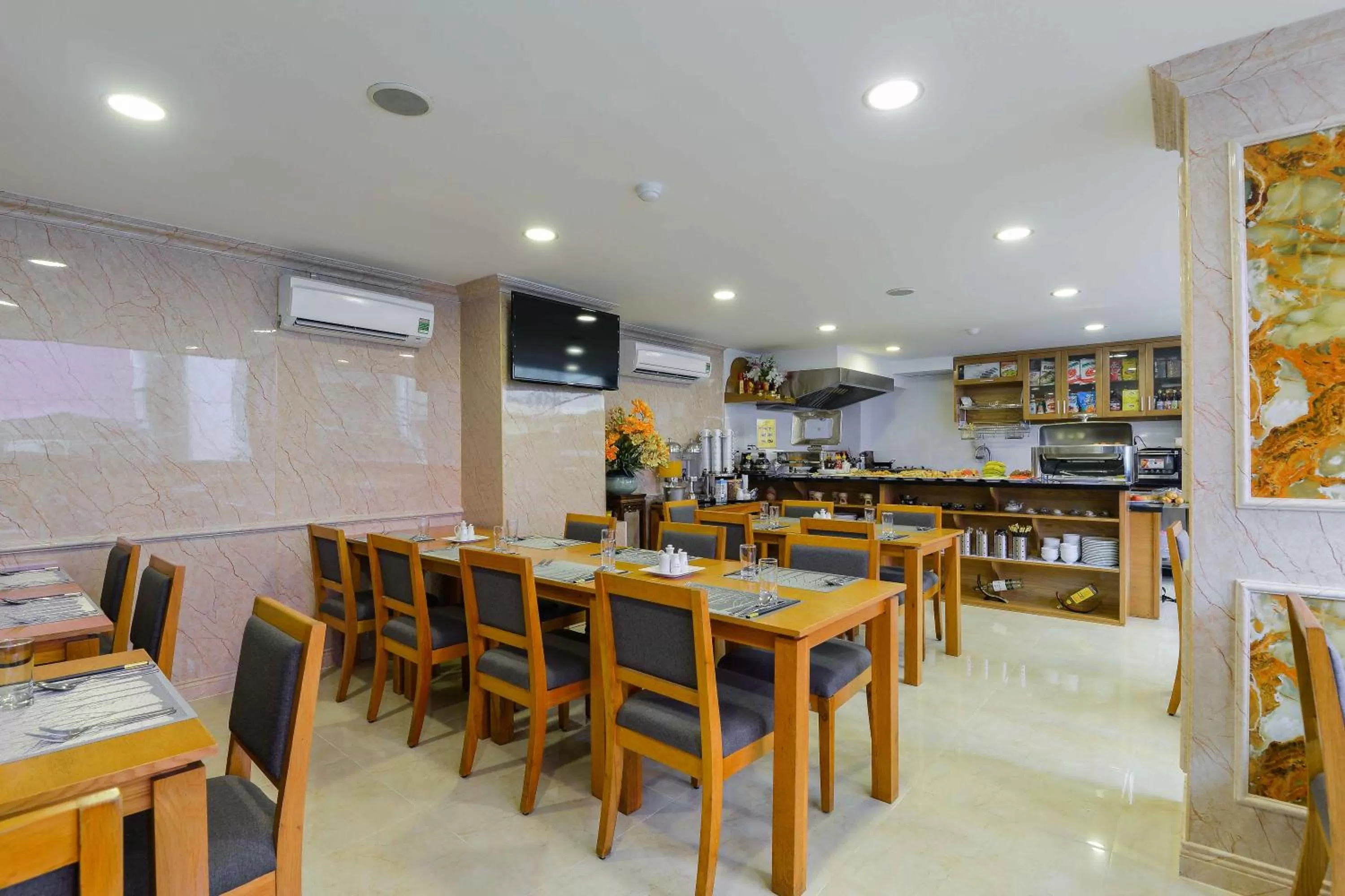 Restaurant/places to eat in Saigonciti Hotel A