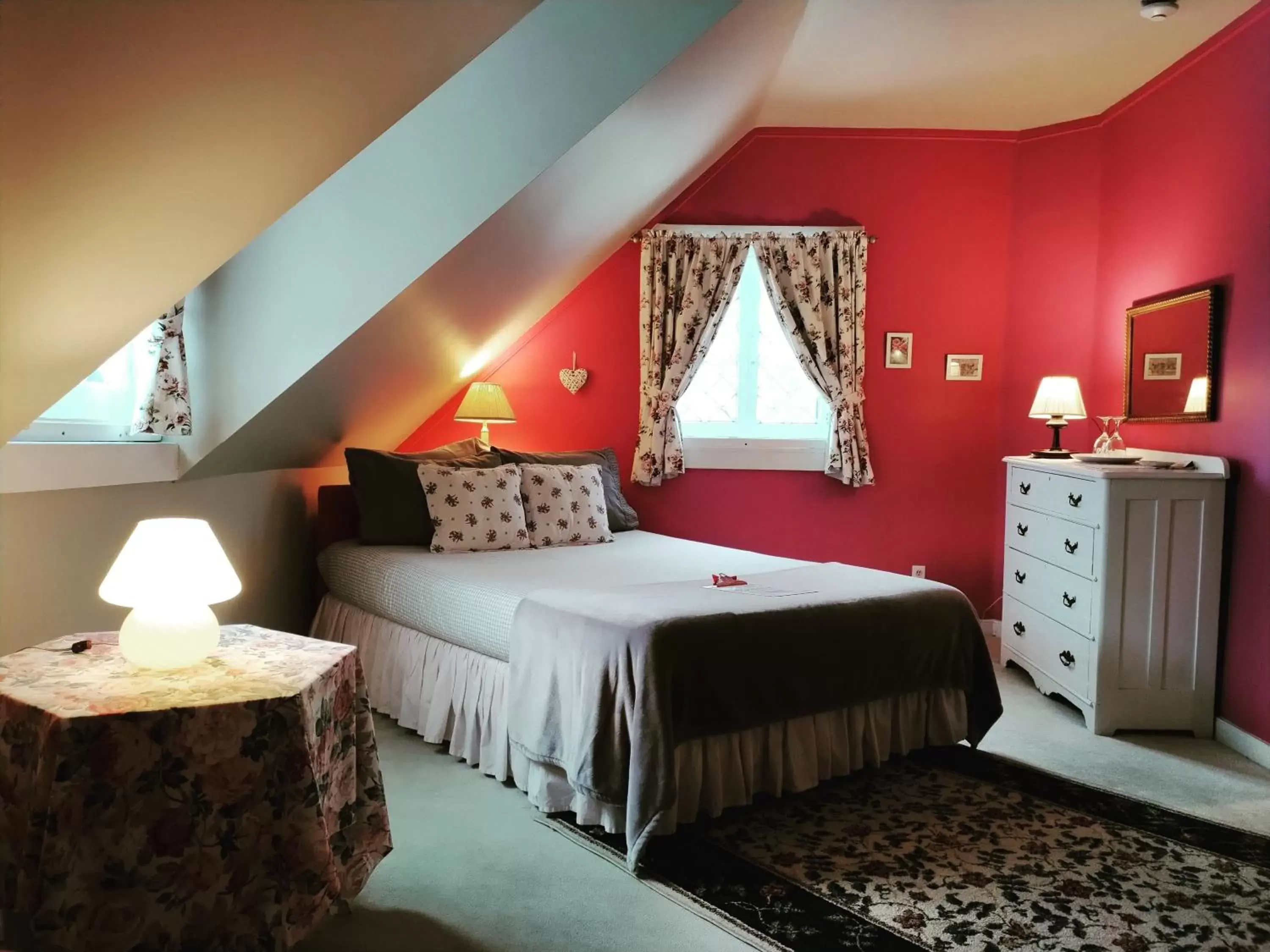 Photo of the whole room, Bed in Auberge La Châtelaine