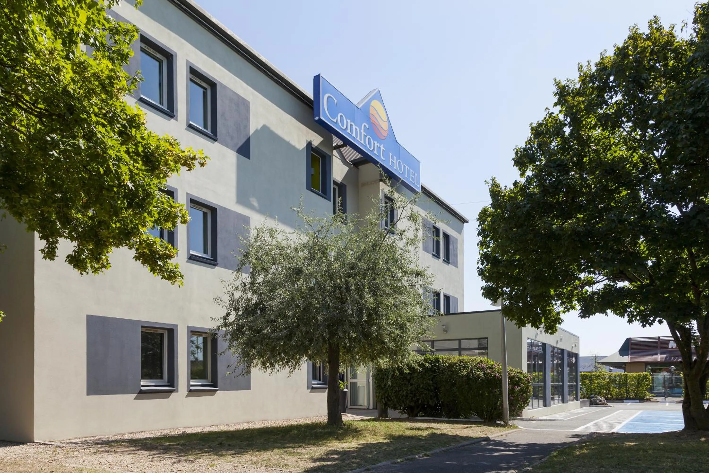 Facade/entrance in Comfort Hotel Orléans Olivet