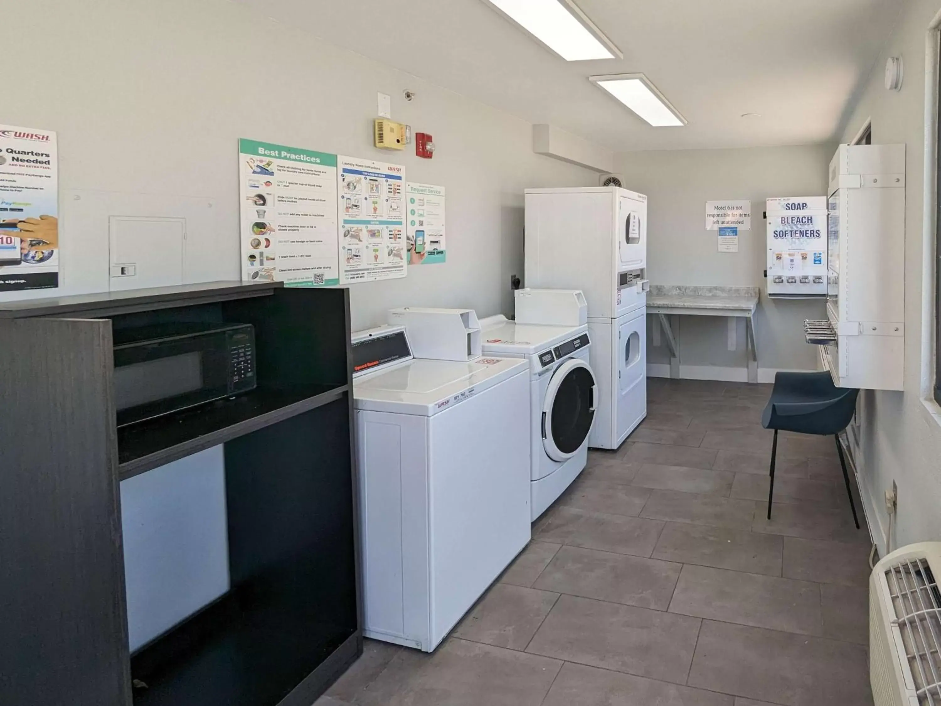 Property building, Kitchen/Kitchenette in Motel 6-Kingman, AZ - Route 66 East