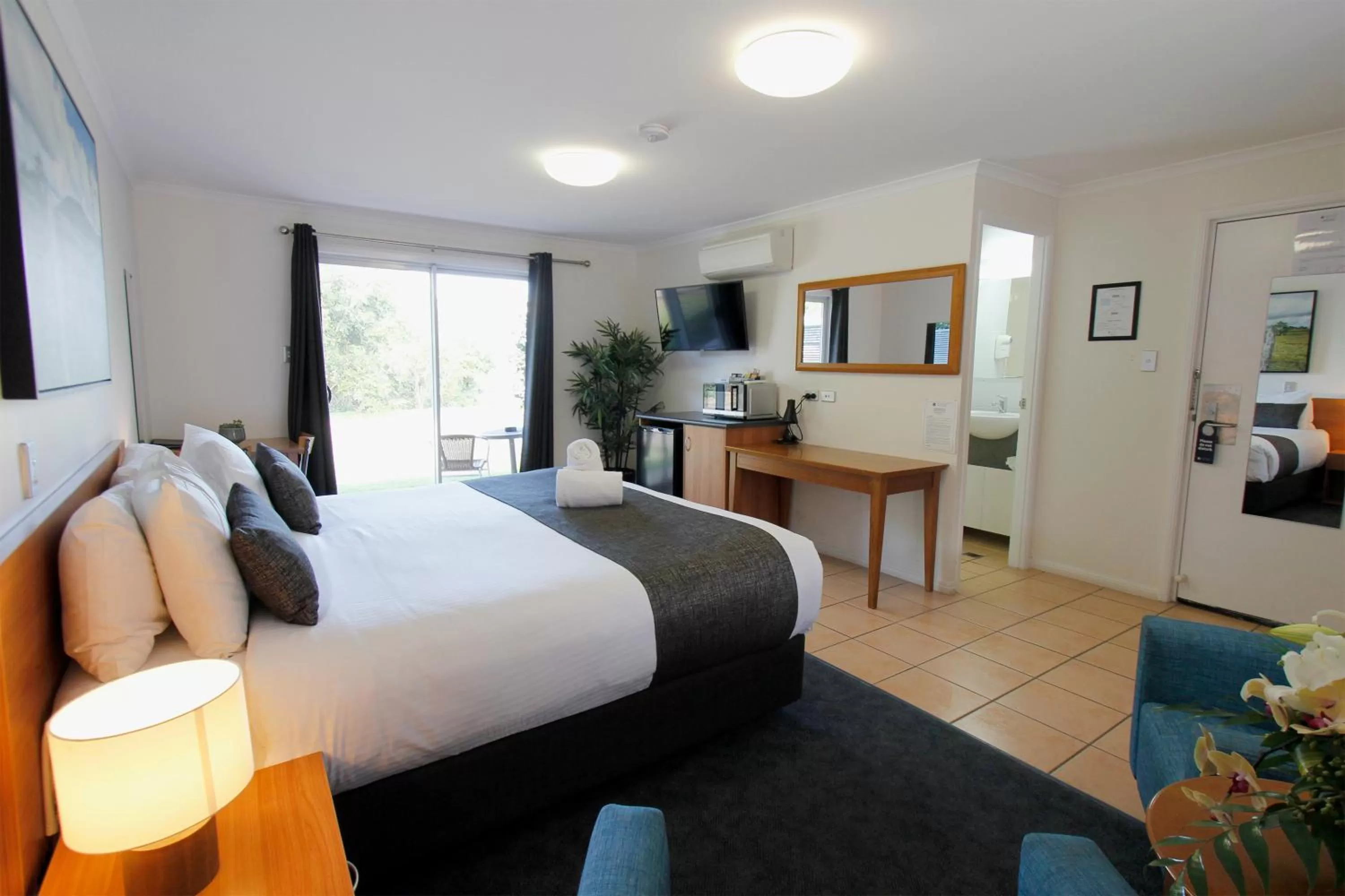 Photo of the whole room, Bed in Windmill Motel & Events Centre