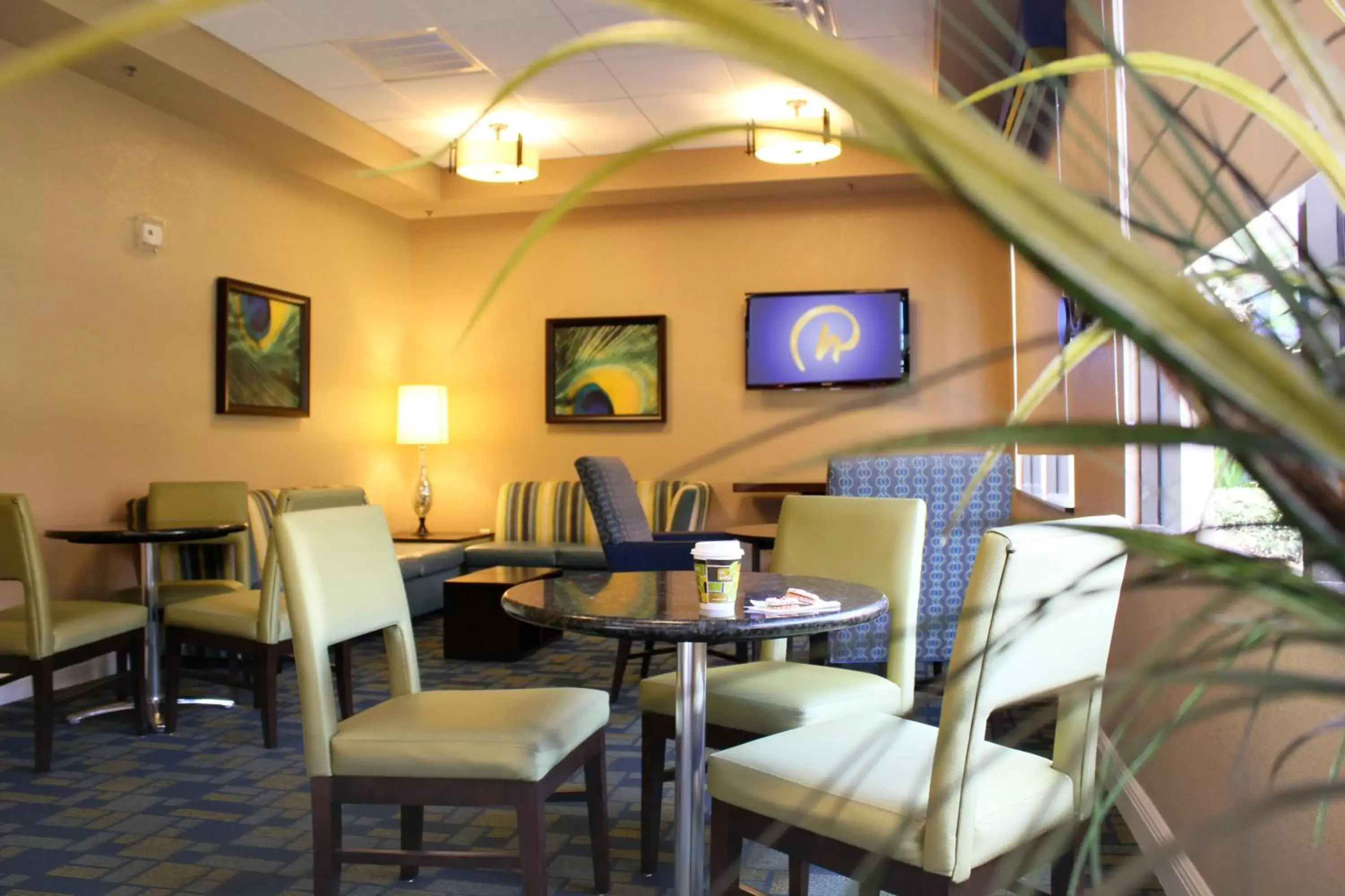 Communal lounge/ TV room, Restaurant/Places to Eat in Rosen Inn International Near The Parks