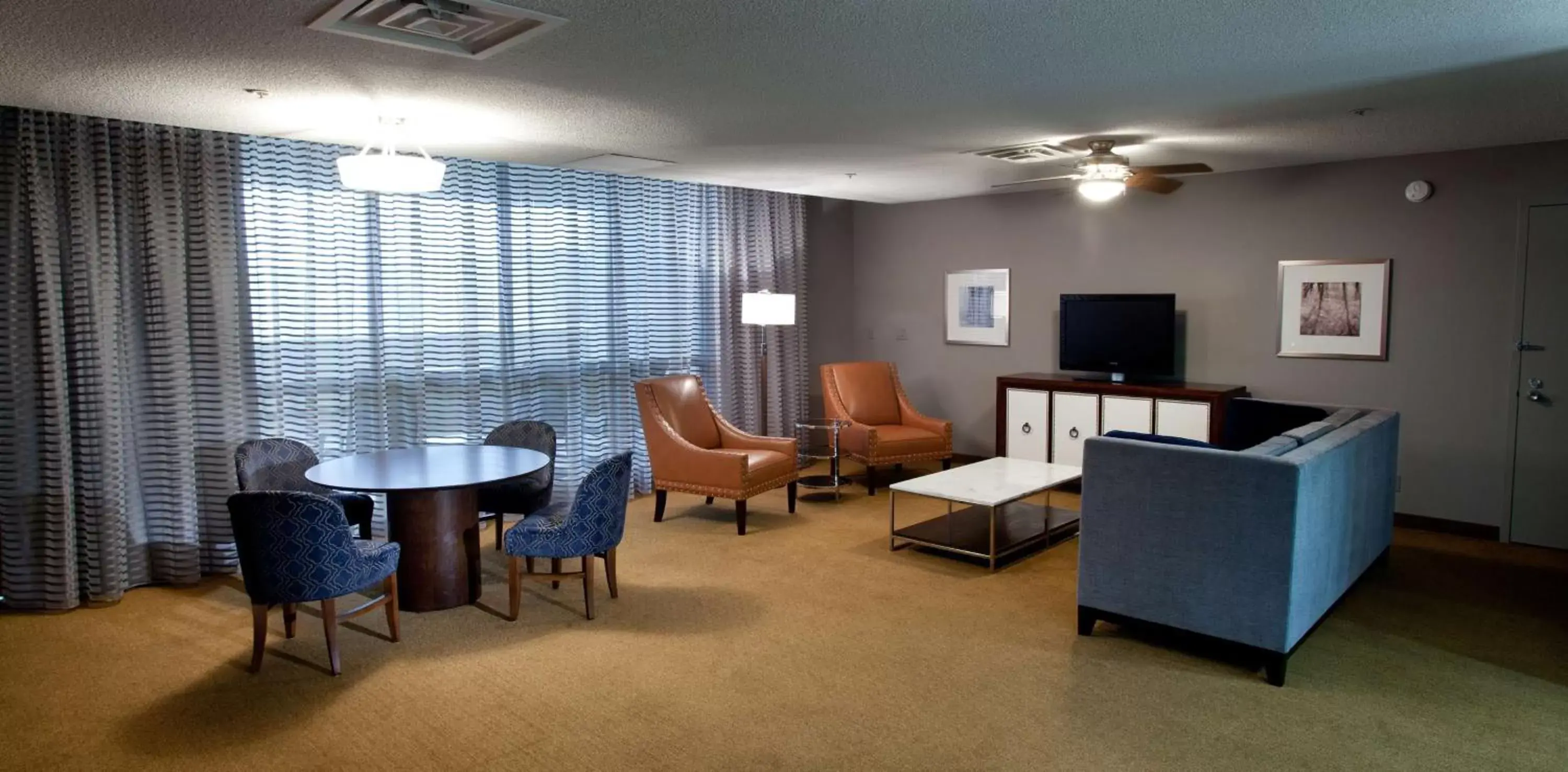 Bed, Seating Area in DoubleTree by Hilton Bloomington Minneapolis South