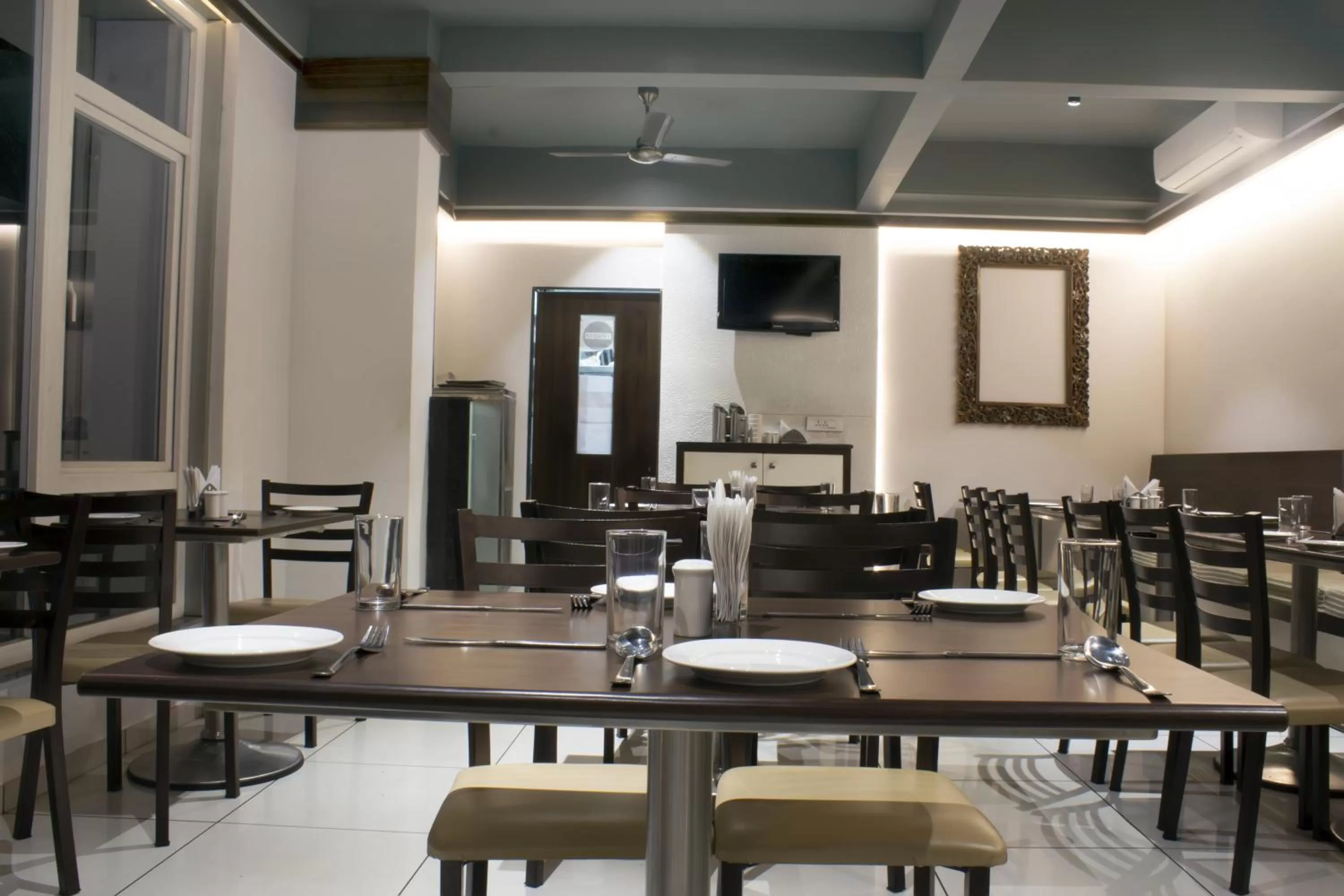 Restaurant/places to eat in Hotel SRI SRI EXECUTIVE KOLHAPUR NEAR MAHALAXMI TEMPLE