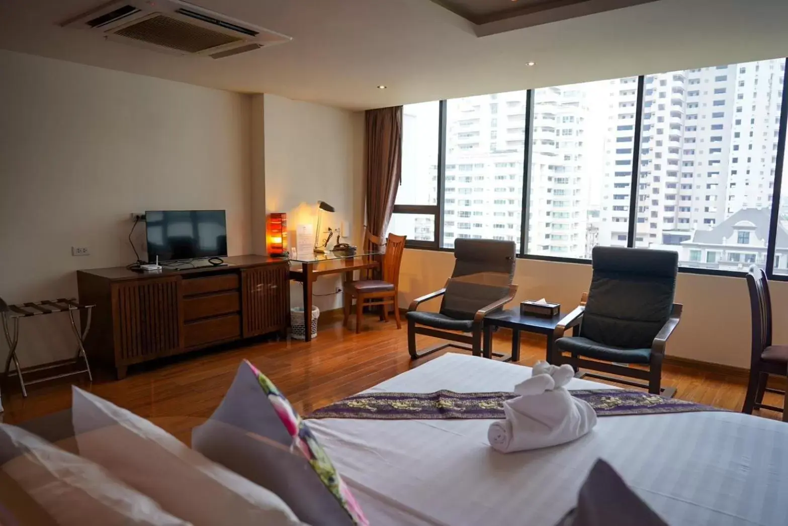 Bed, Seating Area in Hotel Mermaid Bangkok