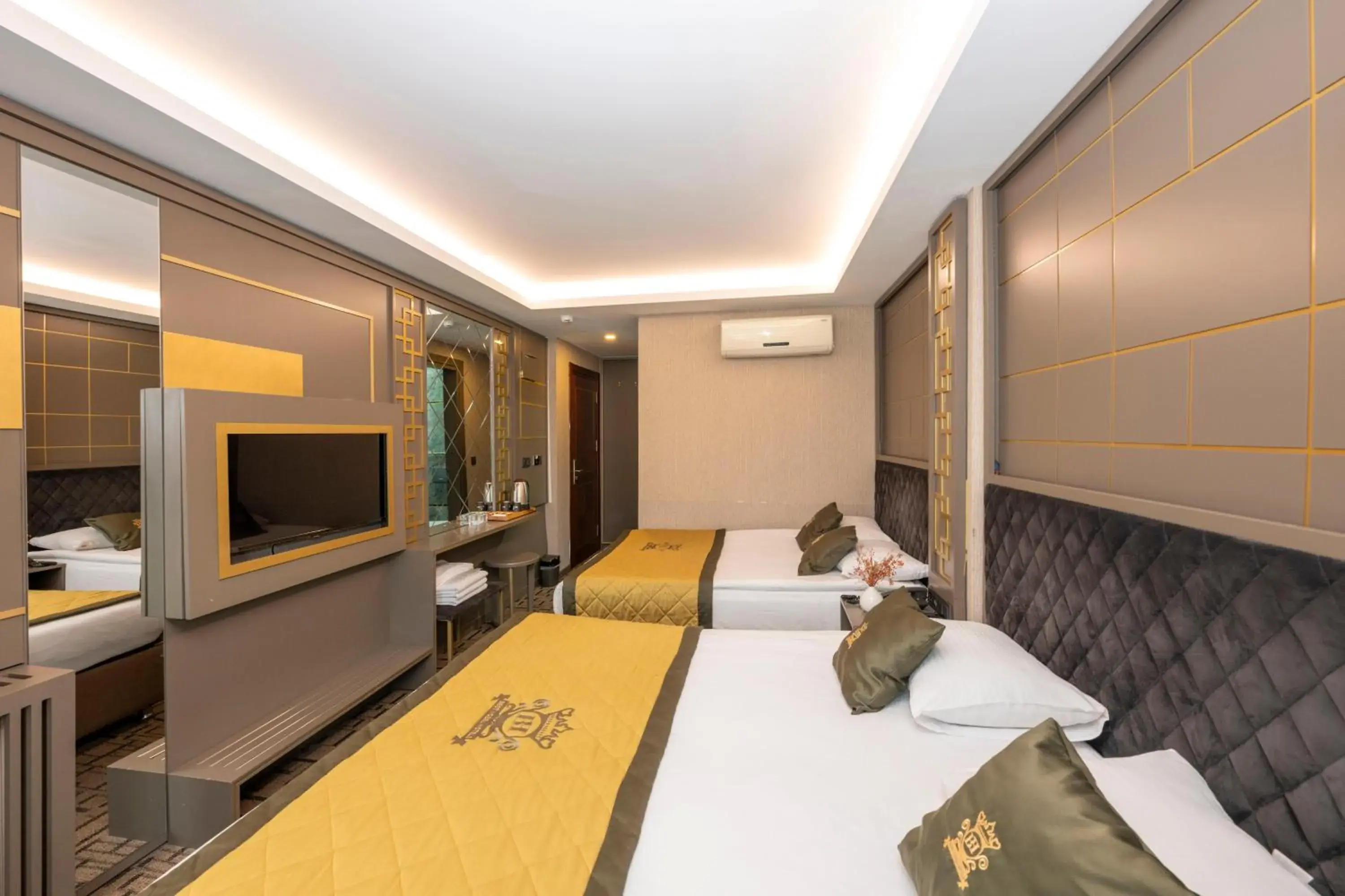 Bed, TV/Entertainment Center in Best Nobel Hotel 2