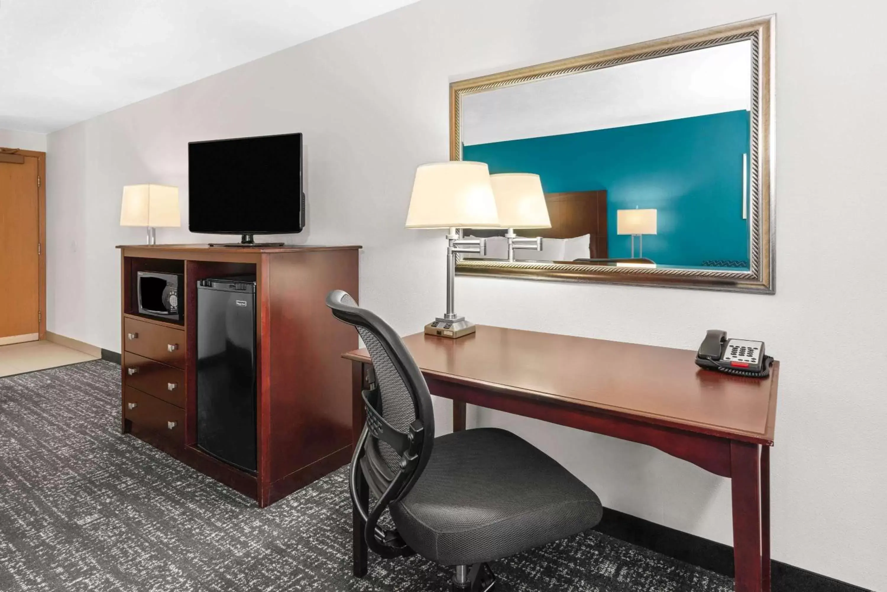 Photo of the whole room in La Quinta by Wyndham Portland NW Photo of the whole room in La Quinta by Wyndham Portland NW