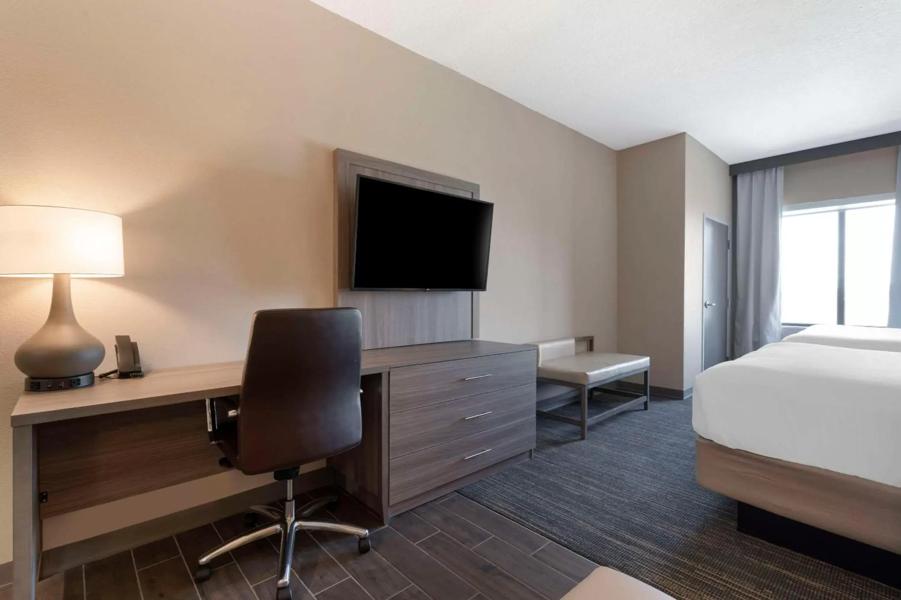 Bedroom, TV/Entertainment Center in Comfort Suites Orlando Lake Buena Vista