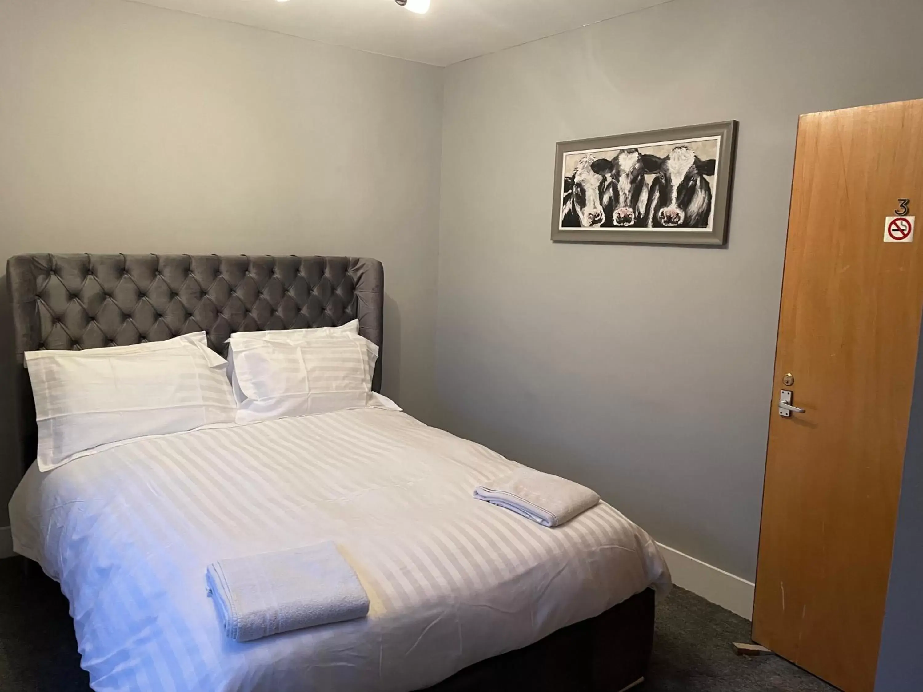 Bedroom, Bed in Commercial Hotel (Insch)