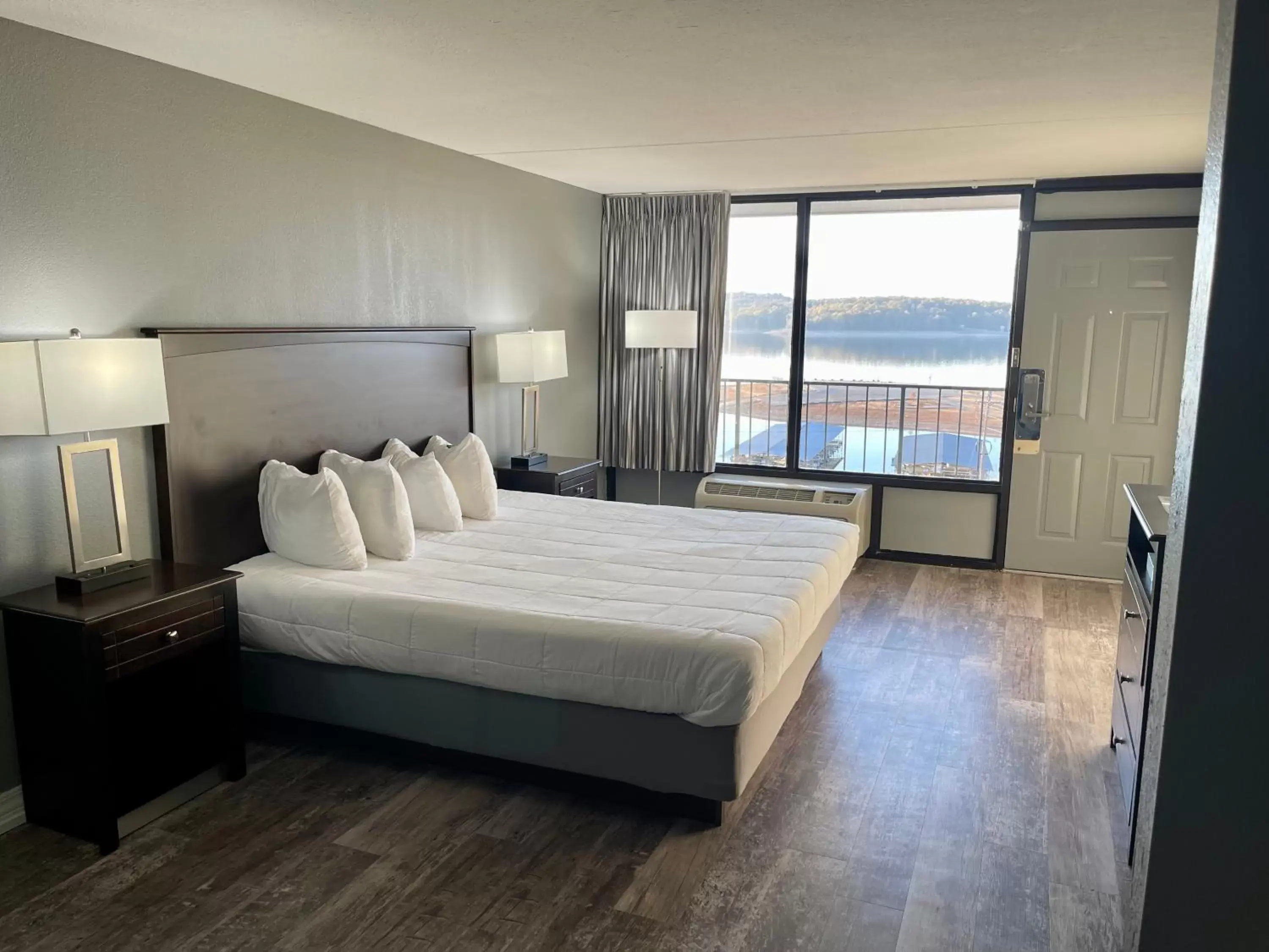 Lake view, Bed in Lake Norfork Resort Lake view, Bed in Lake Norfork Resort