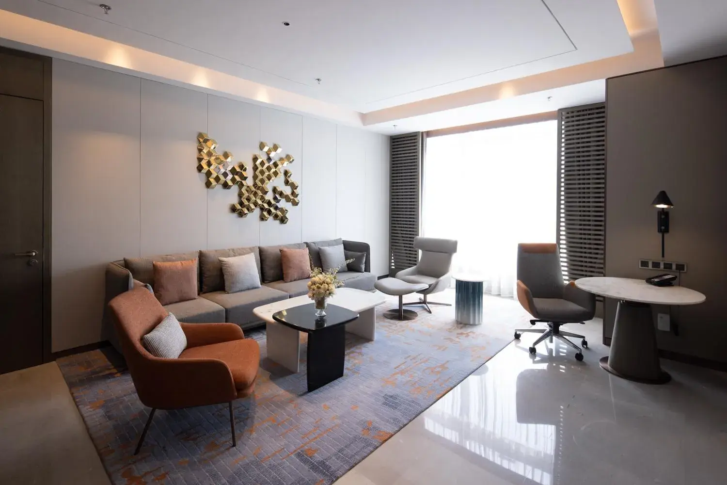 Living room, Seating Area in Crowne Plaza Qingdao Jinshui, an IHG Hotel