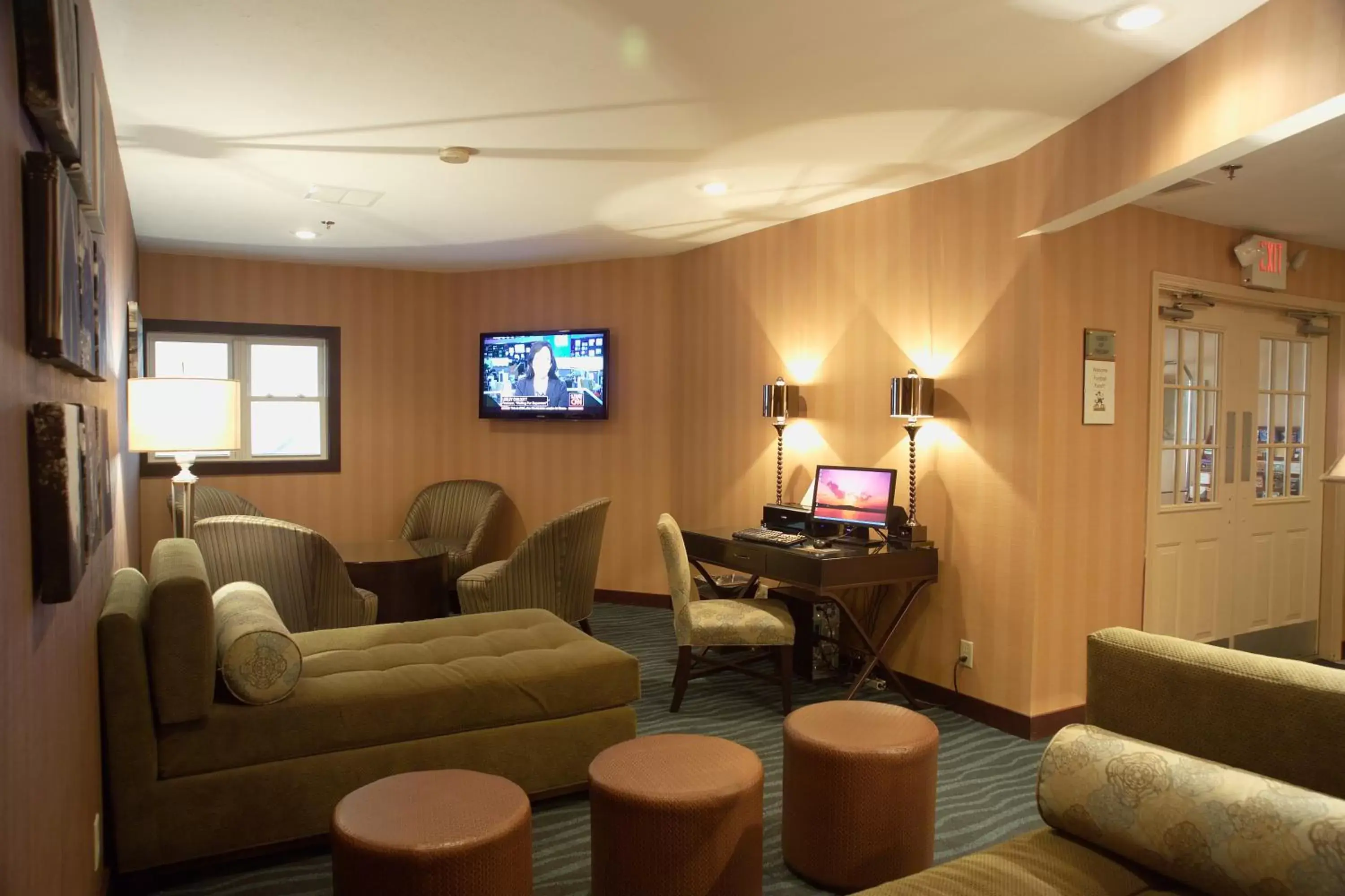 Communal lounge/ TV room, Seating Area in Ivy Court Inn and Suites