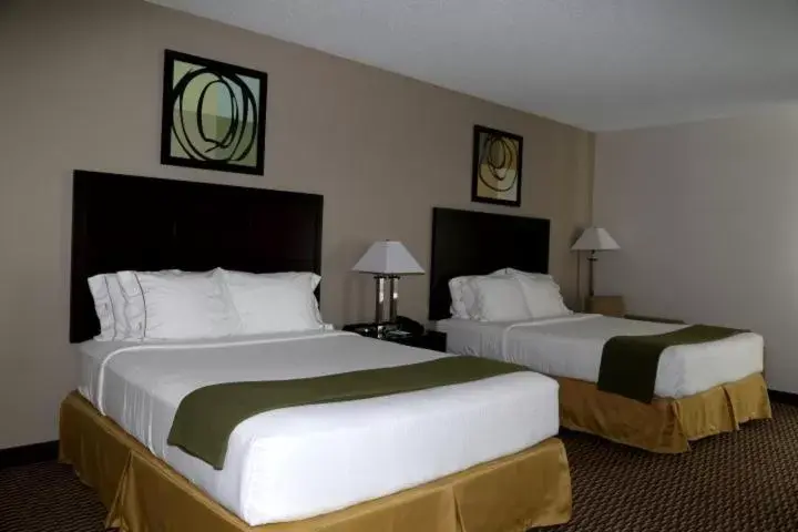 Bed in Holiday Inn Express Lexington Southwest Nicholasville, an IHG Hotel