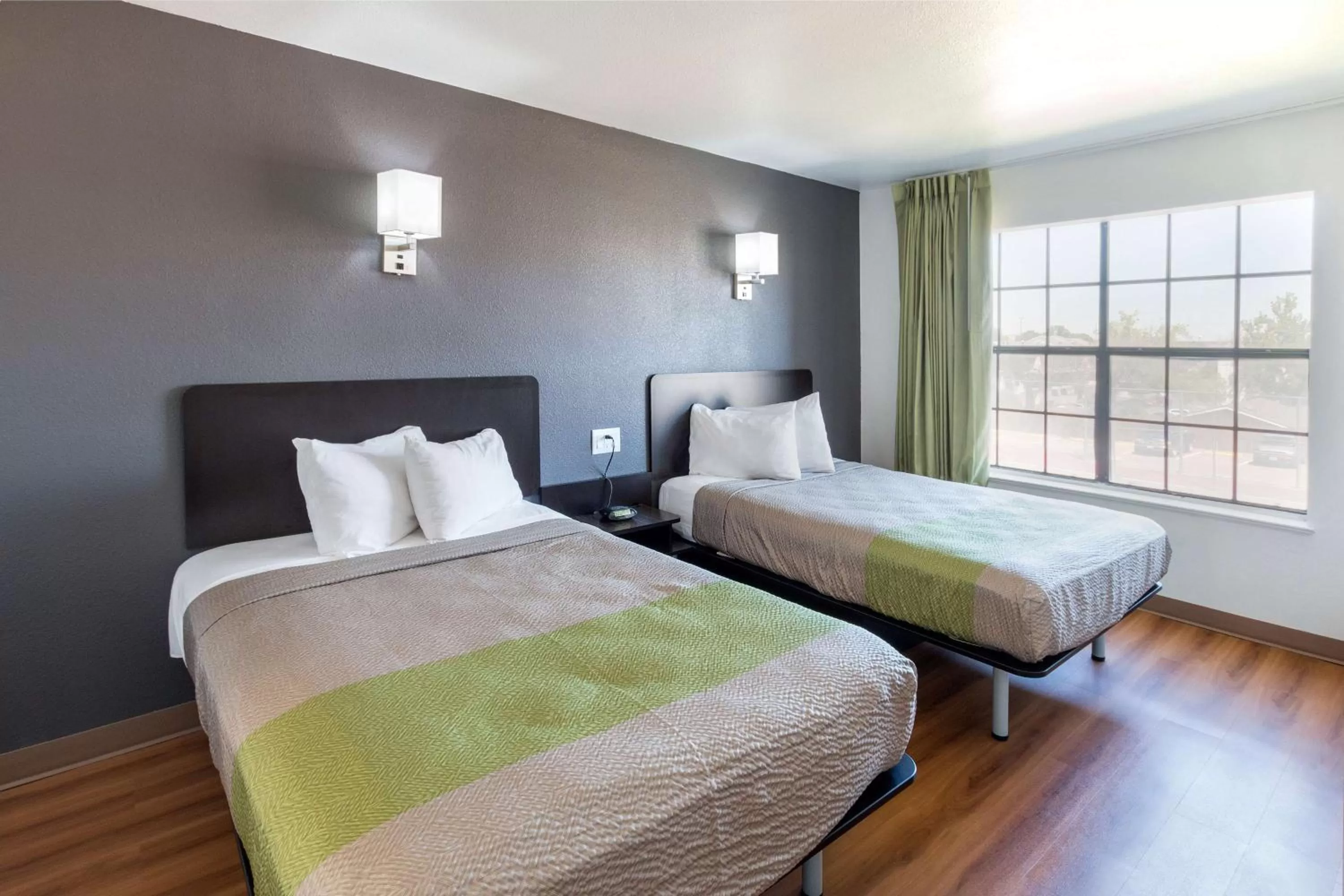 Other, Bed in Studio 6-Arlington, TX