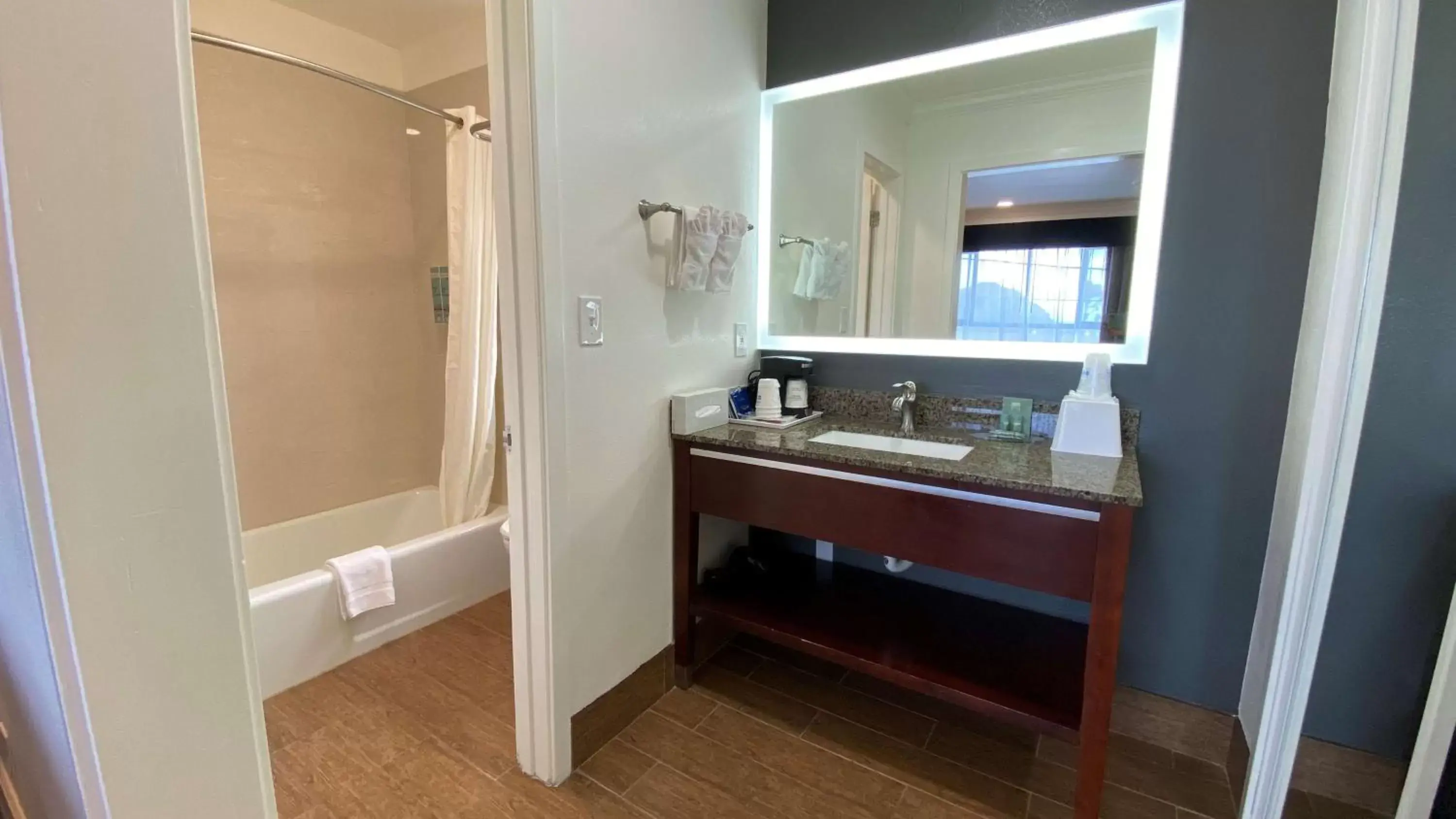 Photo of the whole room, Bathroom in Best Western Park Crest Inn