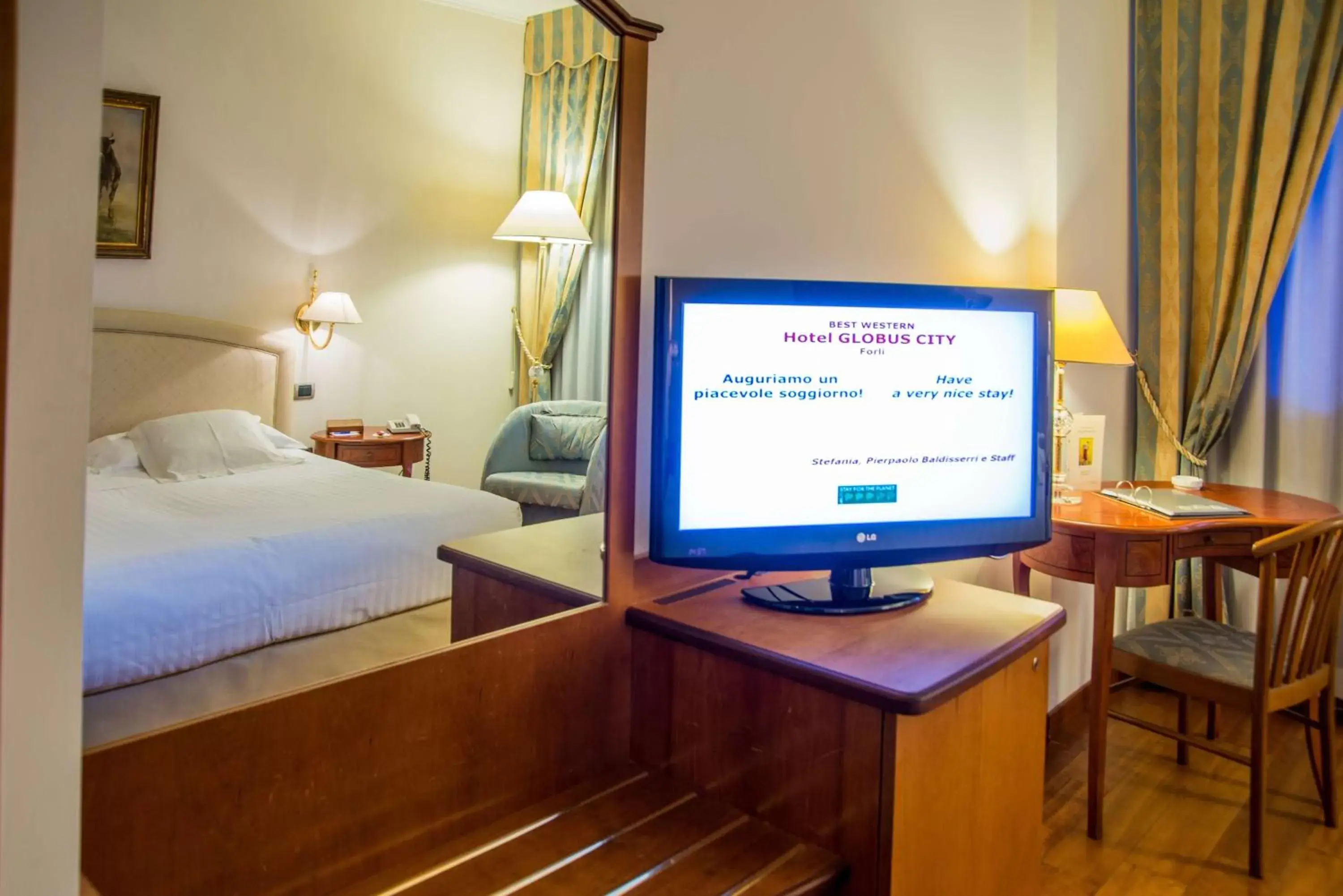 Bedroom, TV/Entertainment Center in Best Western Hotel Globus City