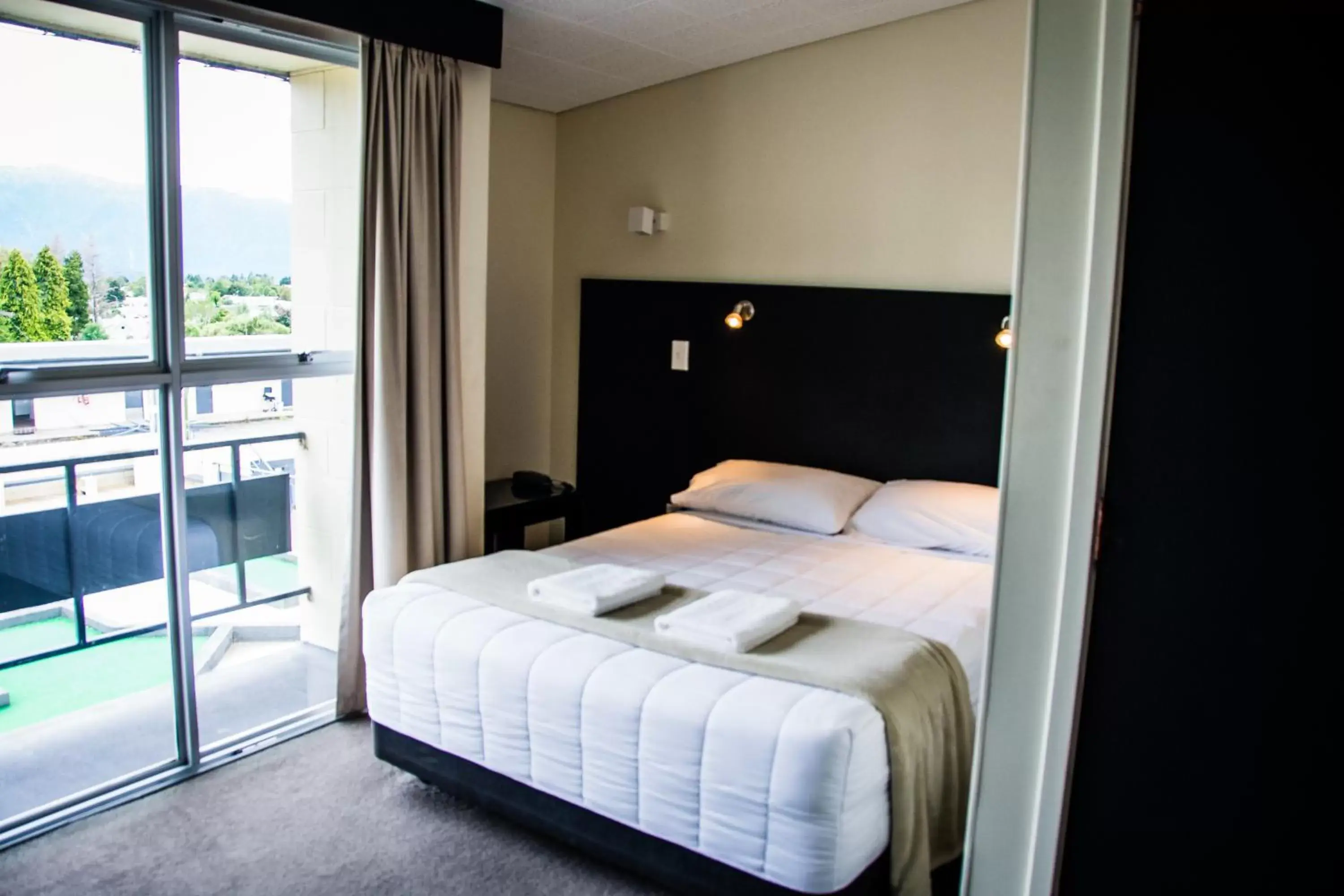 Bedroom, Bed in Fiordland Hotel