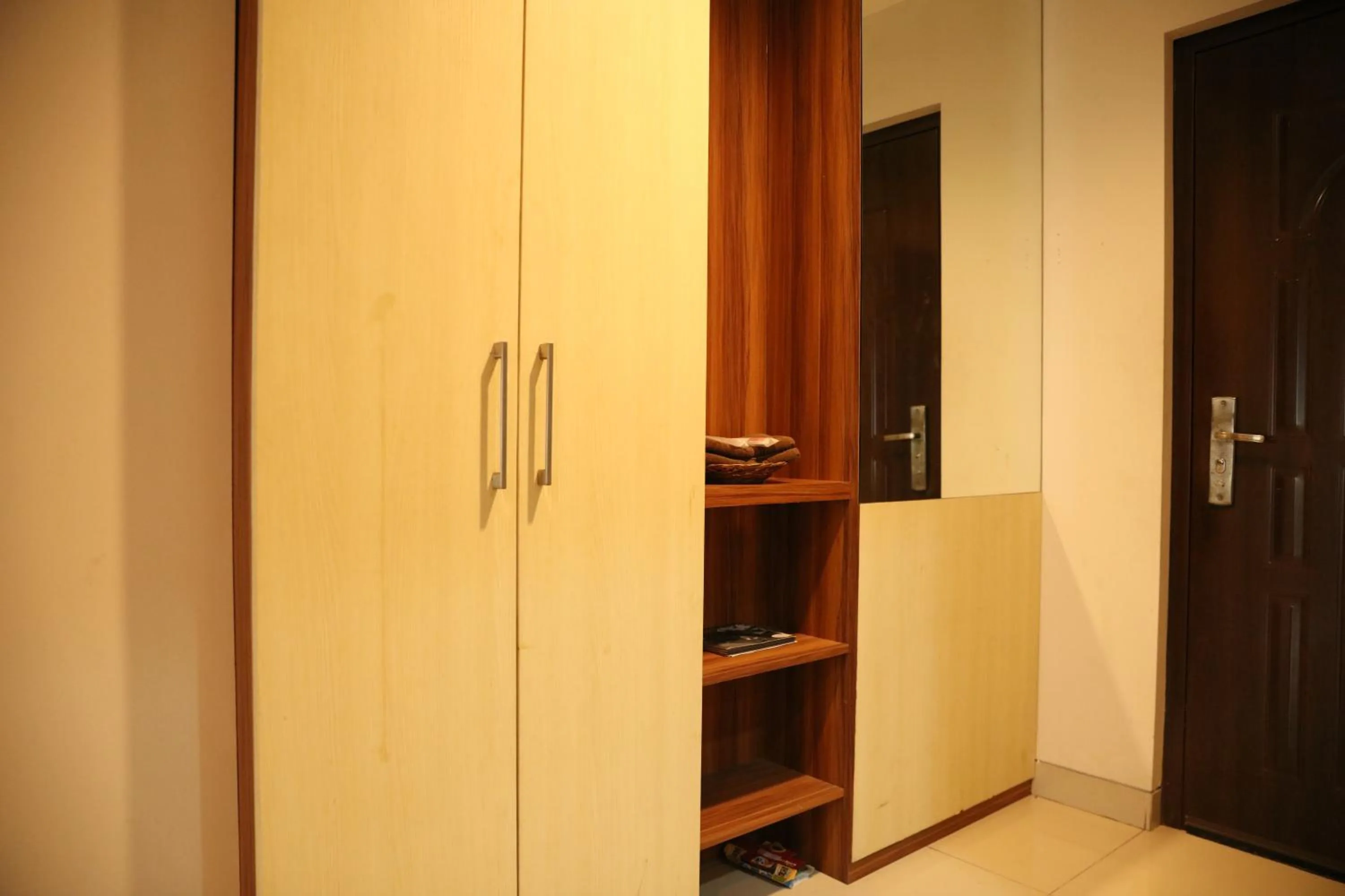 wardrobe in Bale Ocasa by Behomy