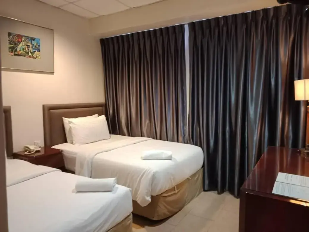 Photo of the whole room, Bed in Golden Court Hotel - Sri Pelangi Photo of the whole room, Bed in Golden Court Hotel - Sri Pelangi