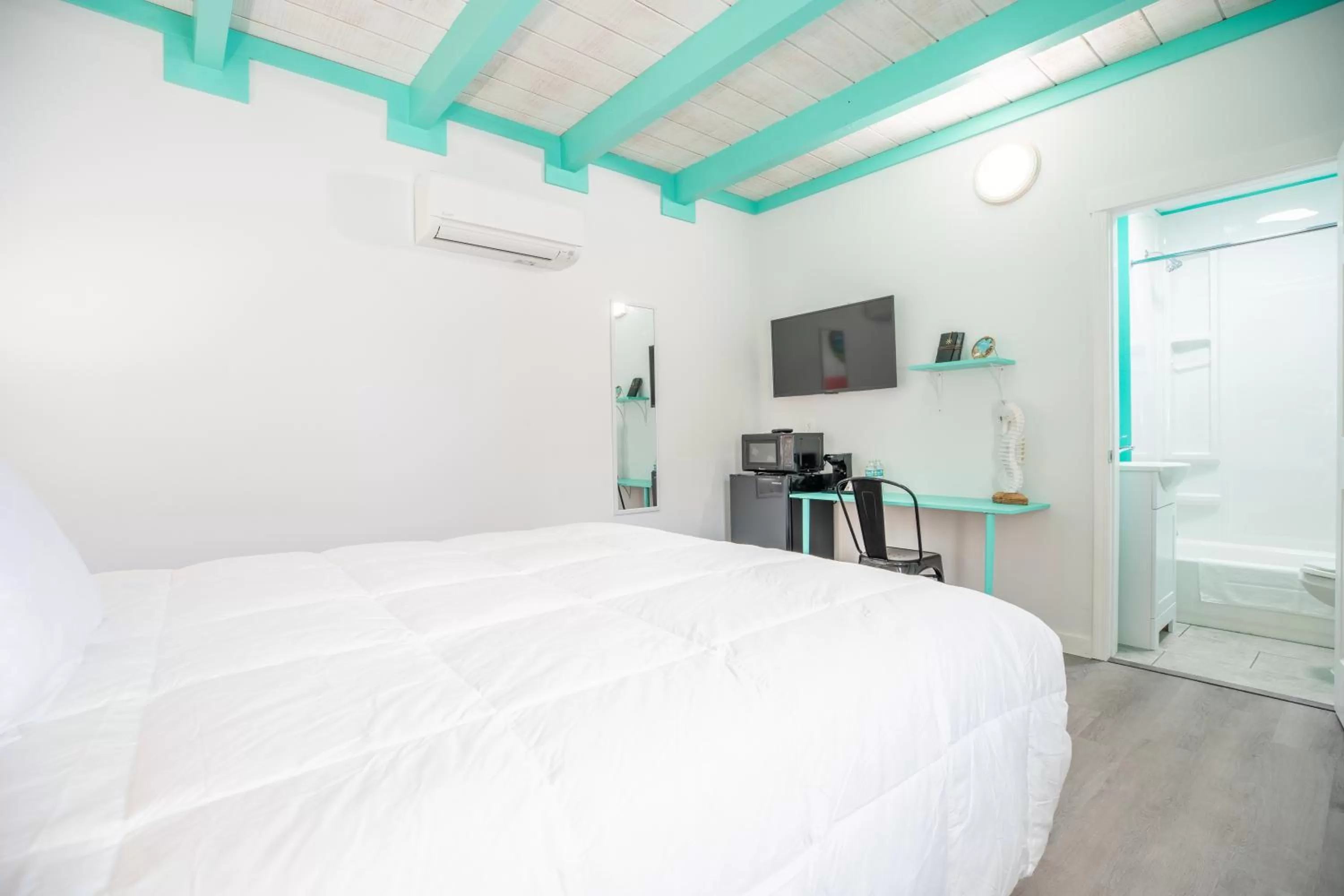 Bed in Salt Air Inn & Suites