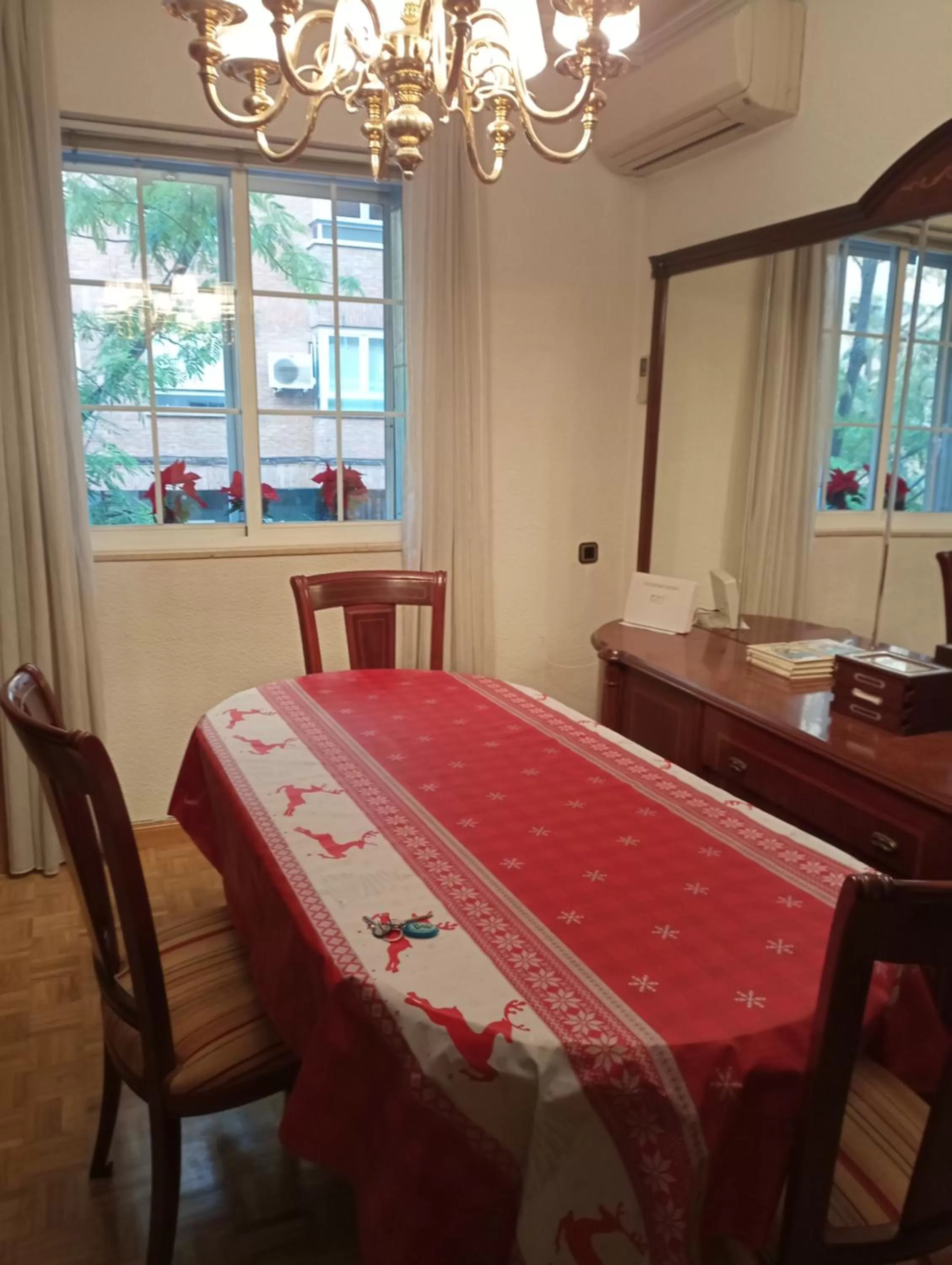 Dining Area in Habitación Centro Men Only