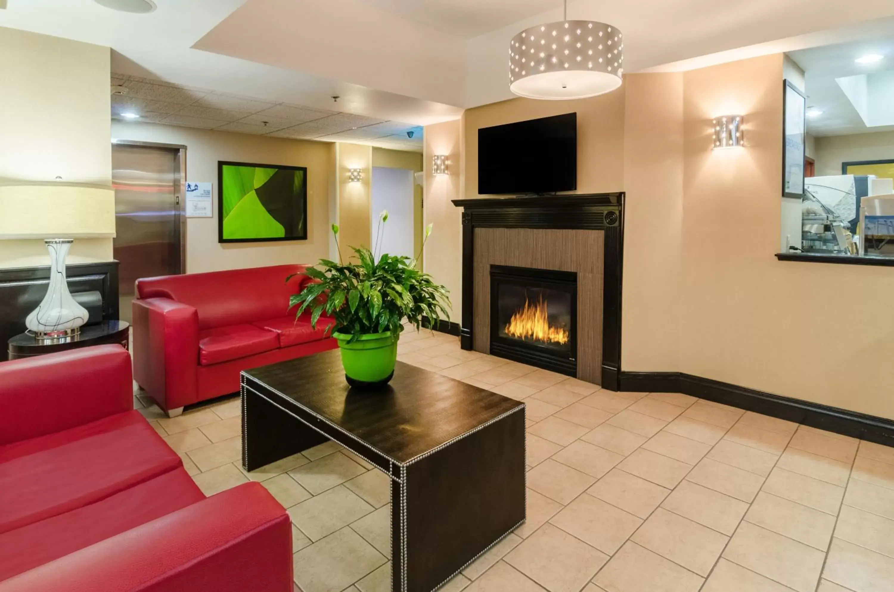 Property building, TV/Entertainment Center in Holiday Inn Express Hotel & Suites Vinita, an IHG Hotel