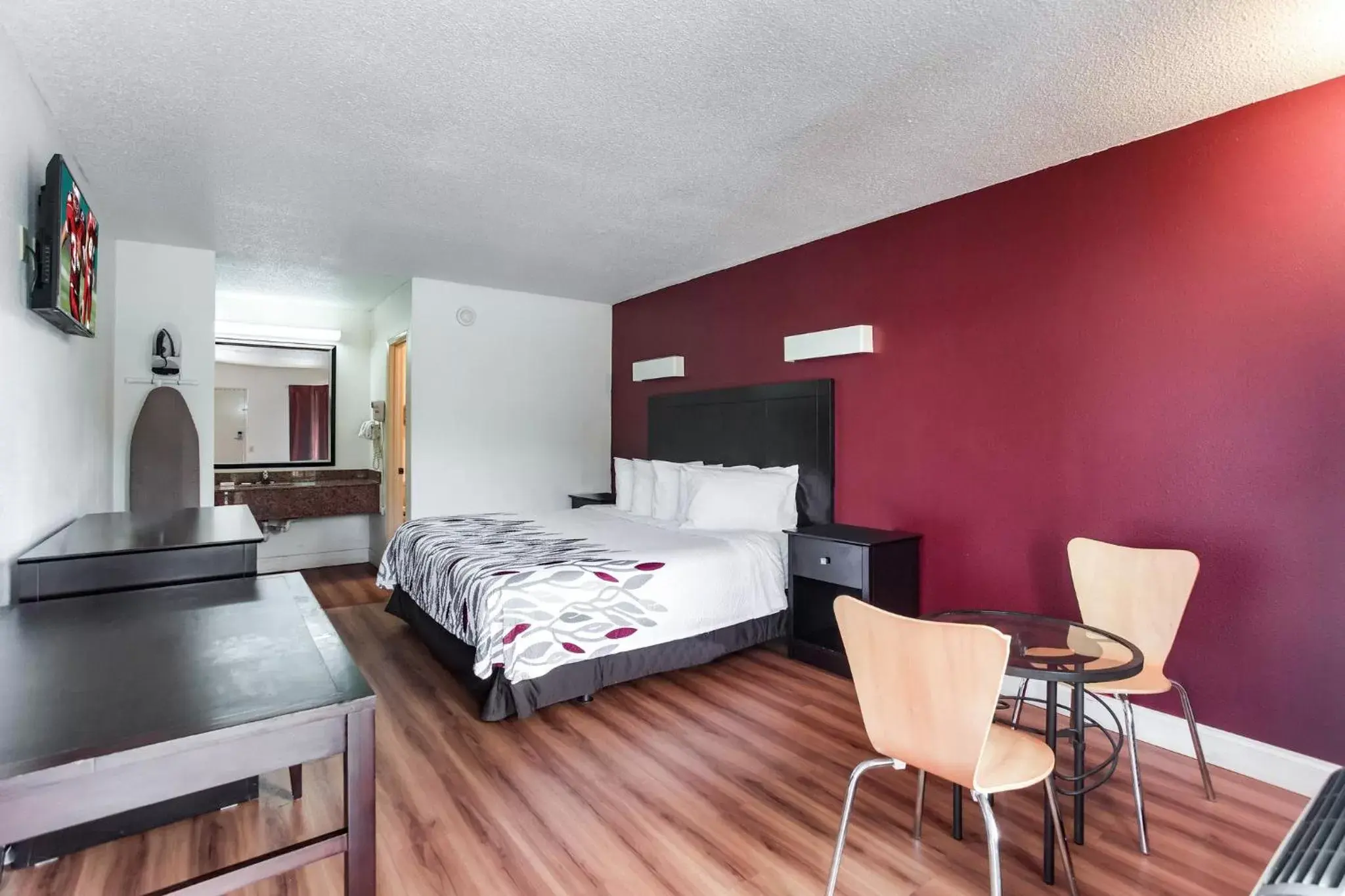 Bedroom, Bed in Red Roof Inn Monteagle - I-24