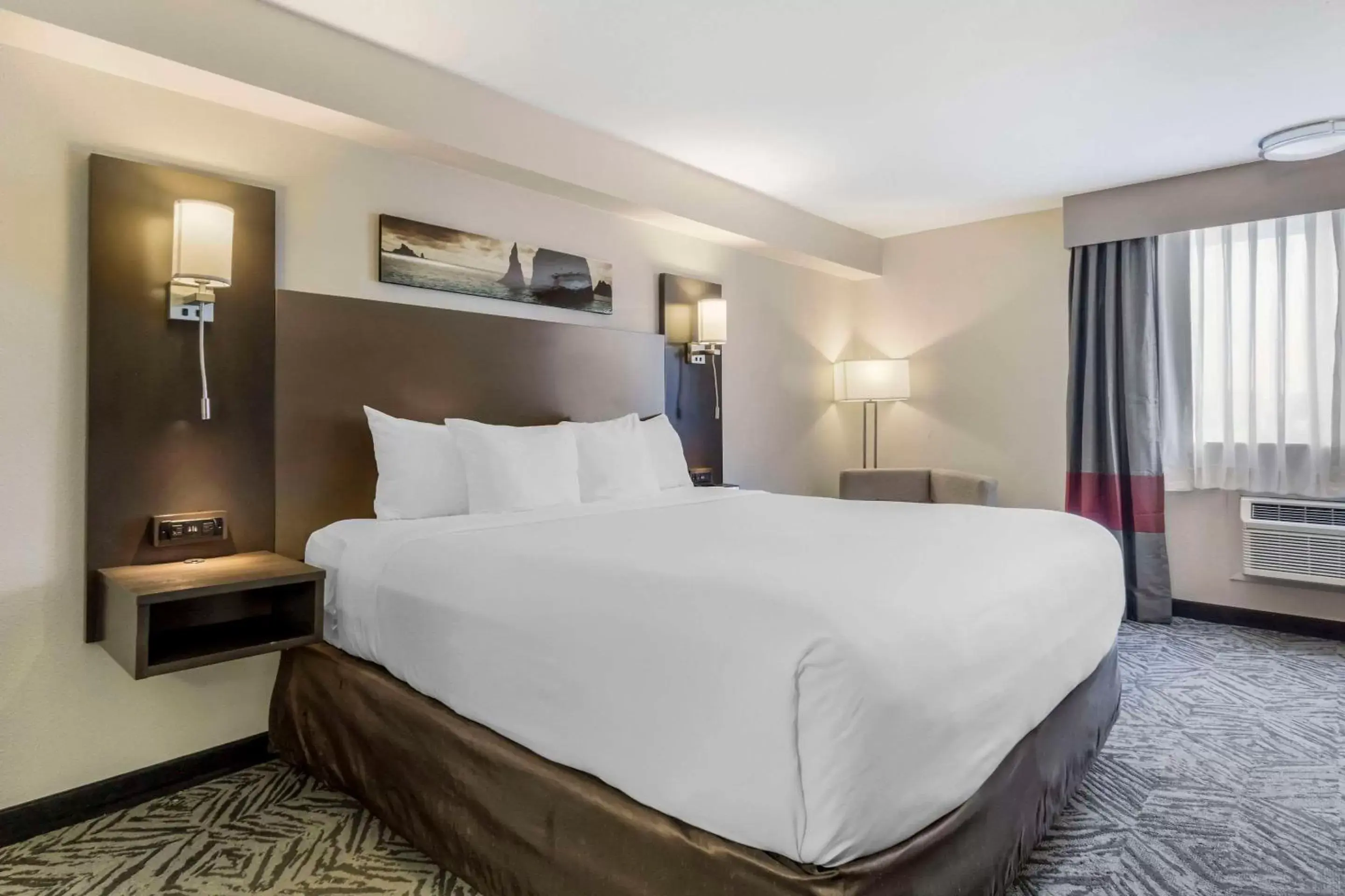 Bedroom, Bed in Comfort Inn & Suites Pacific - Auburn Bedroom, Bed in Comfort Inn & Suites Pacific - Auburn