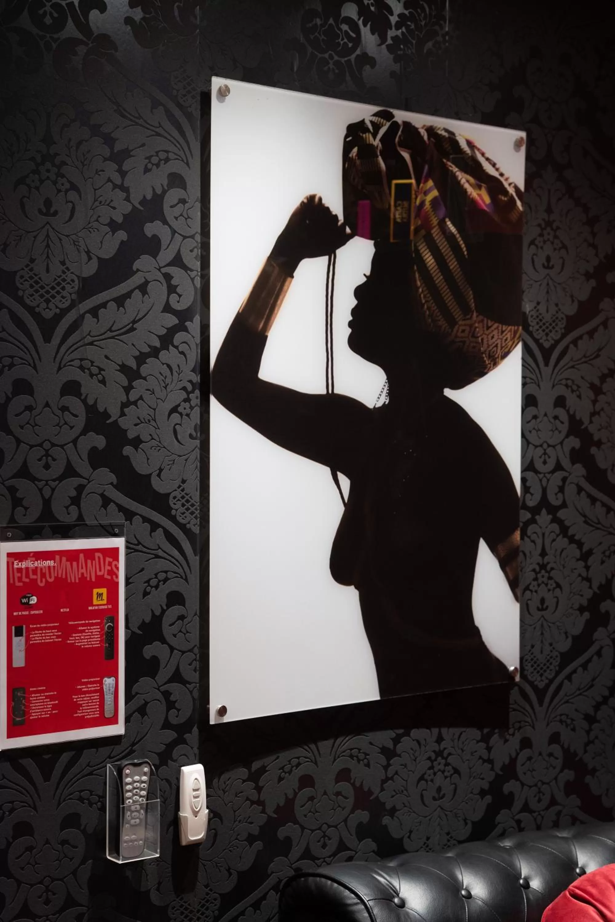 Decorative detail in Capsule Secret - Jacuzzi - Netflix & Home cinéma - Jeux de couple - Barre de pole dance