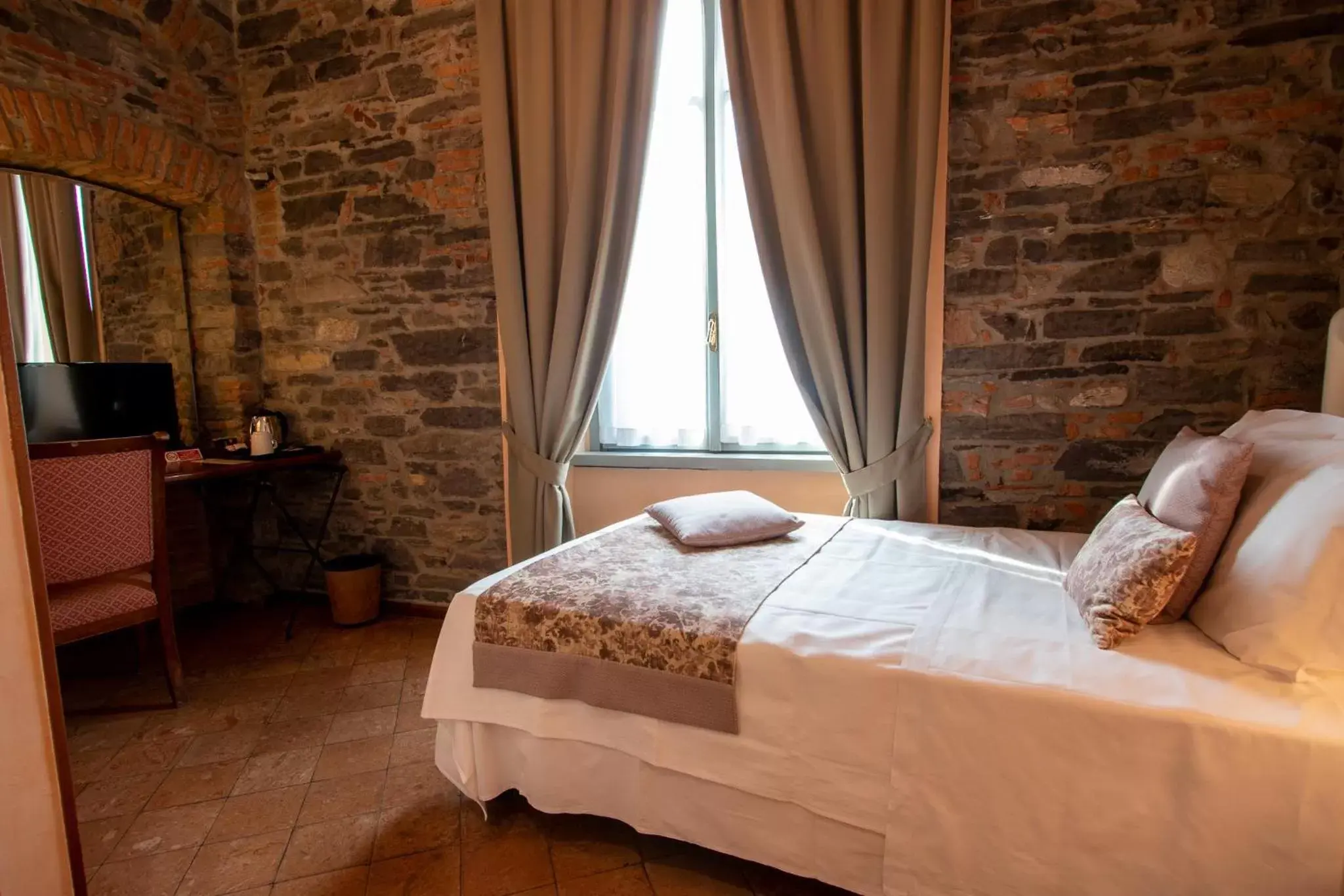 Photo of the whole room, Bed in Albergo Le Due Corti
