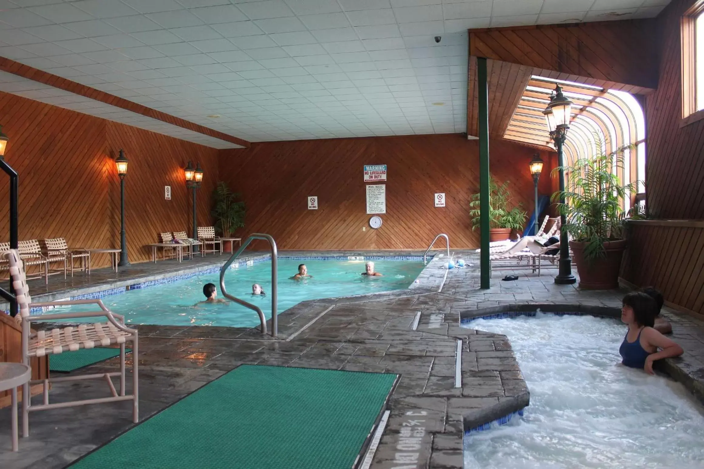 Hot Tub, Swimming Pool in Nordic Inn Condominium Resort