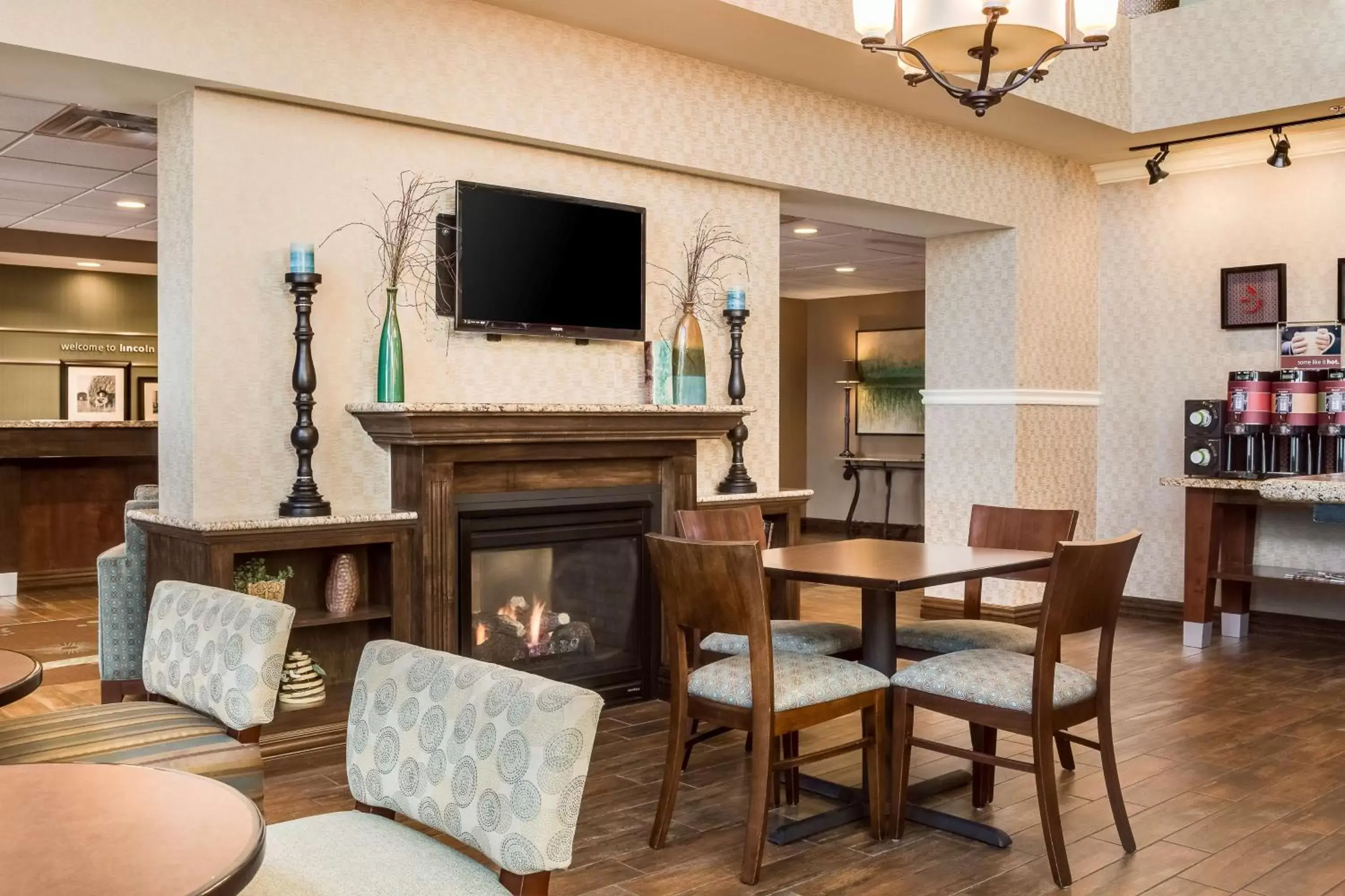 Lobby or reception, TV/Entertainment Center in Hampton Inn and Suites - Lincoln Northeast
