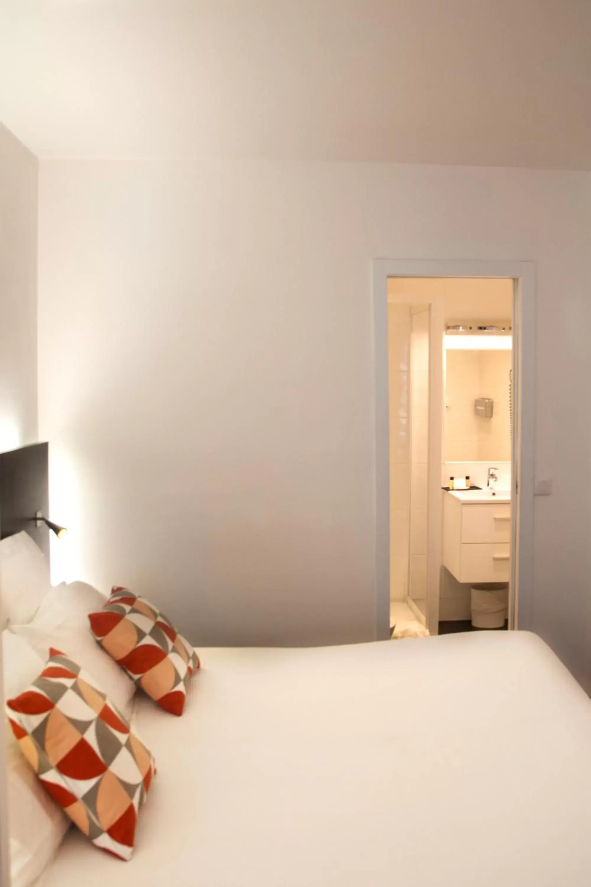 Bedroom, Bed in 55 Hôtel Montparnasse
