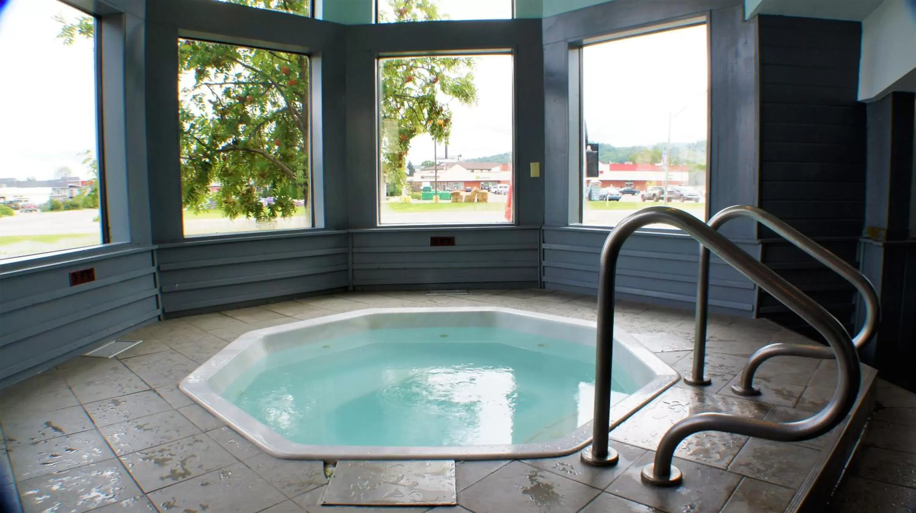 Hot Tub in Pictured Rocks Inn and Suites
