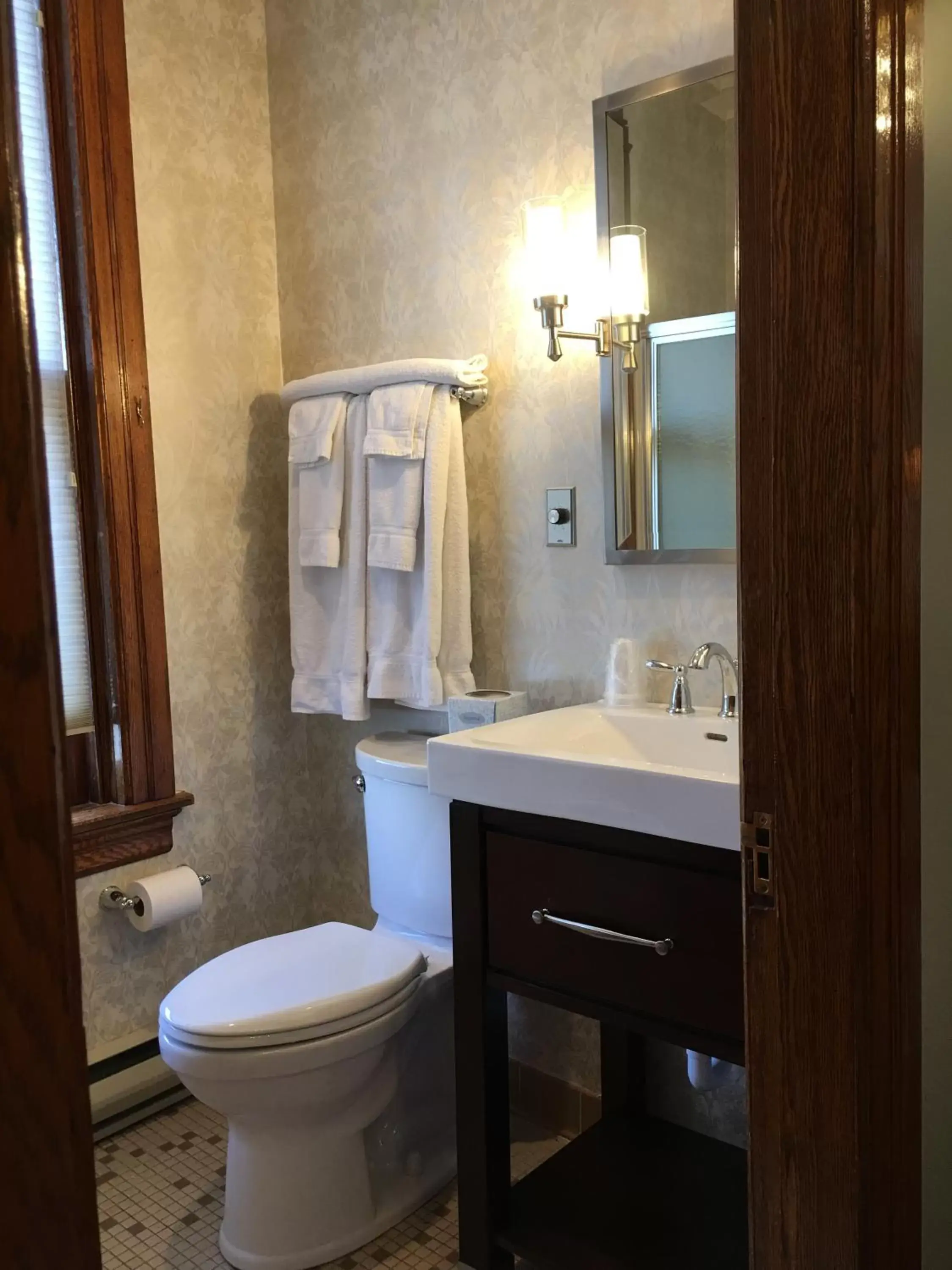 Bathroom in Altland House Inn & Suites