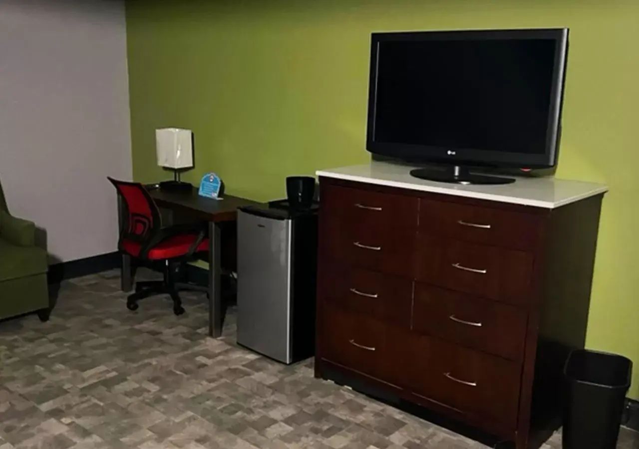 TV and multimedia, TV/Entertainment Center in Philly Inn & Suites