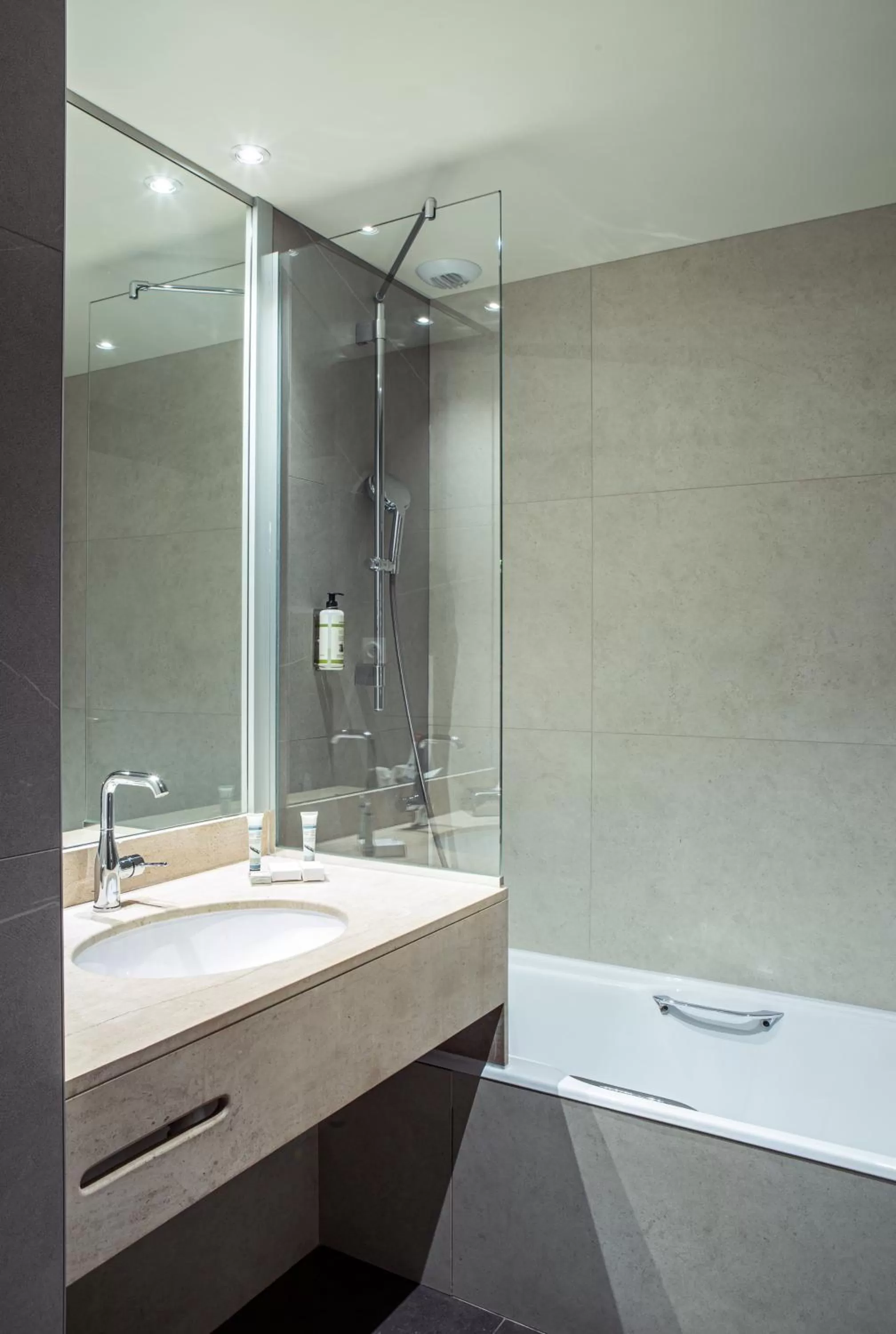 Bathroom in Hotel Paris Boulogne - Futur Mercure Paris Boulogne Pont de Saint Cloud - Janvier 2026