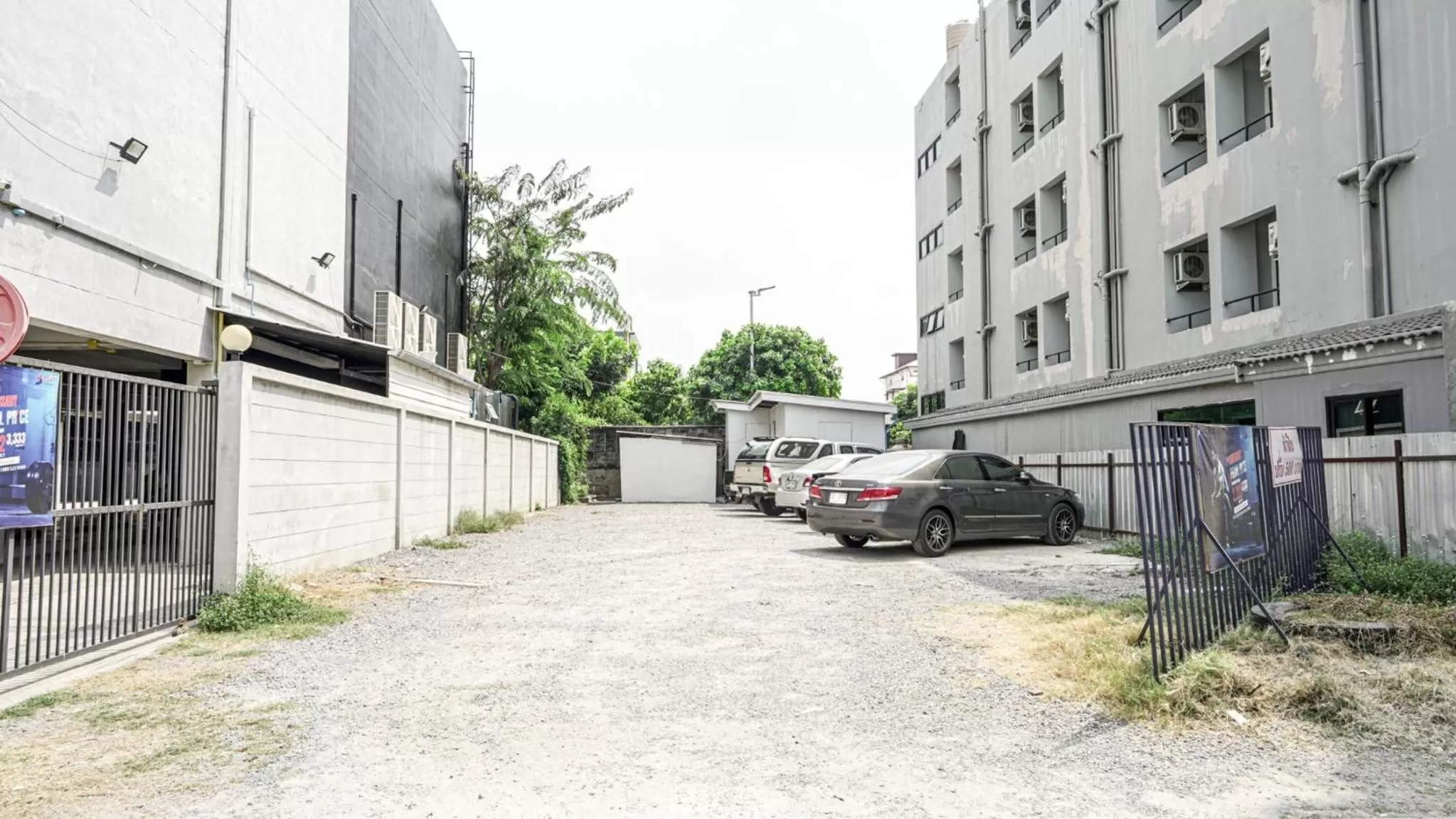 Parking in RoomQuest Bangkok Don Mueang Airport