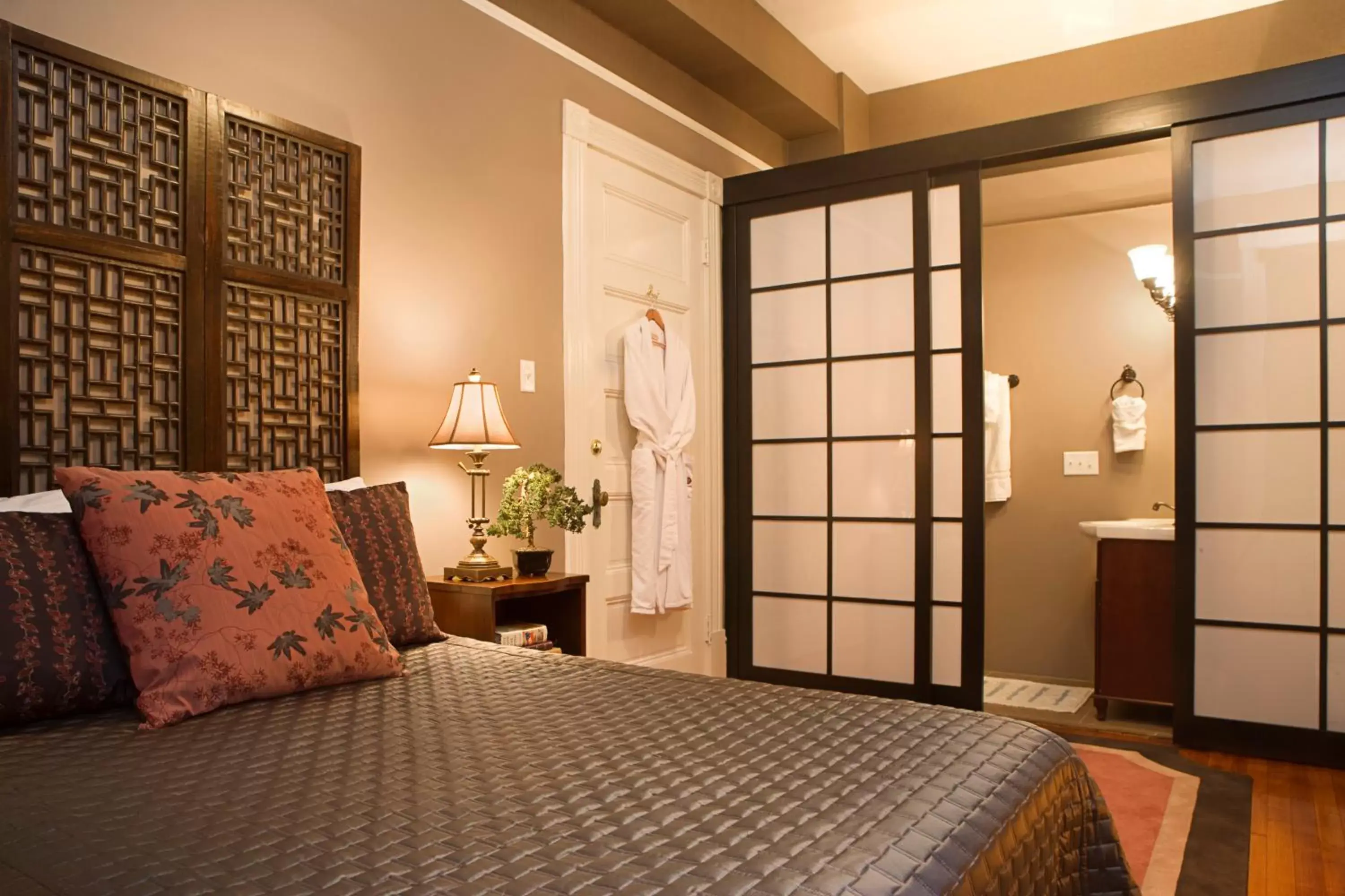 Bathroom, Room Photo in Azalea Inn and Villas