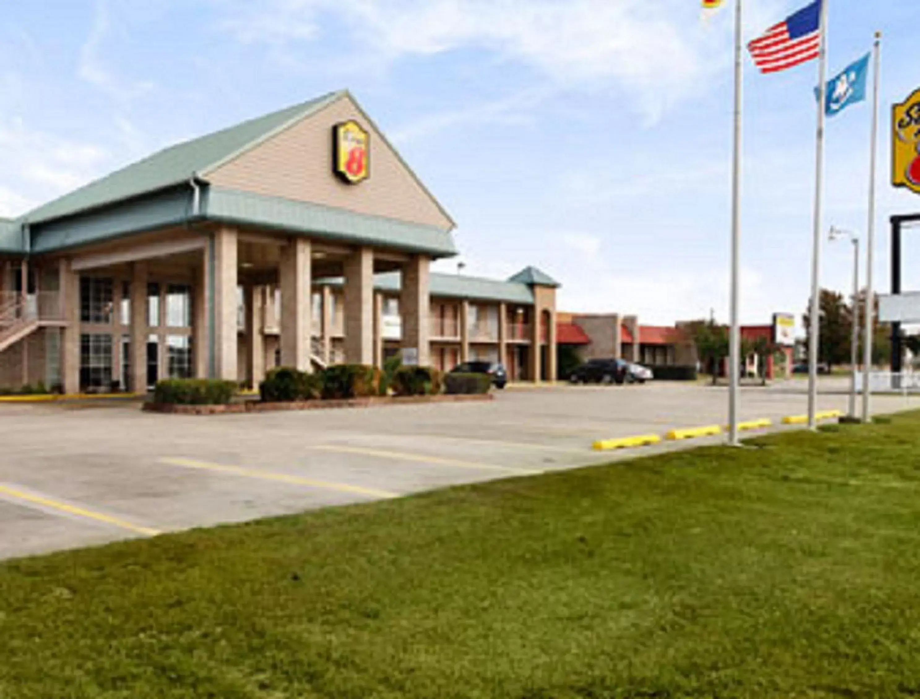 Property building in Super 8 by Wyndham New Iberia Property building in Super 8 by Wyndham New Iberia