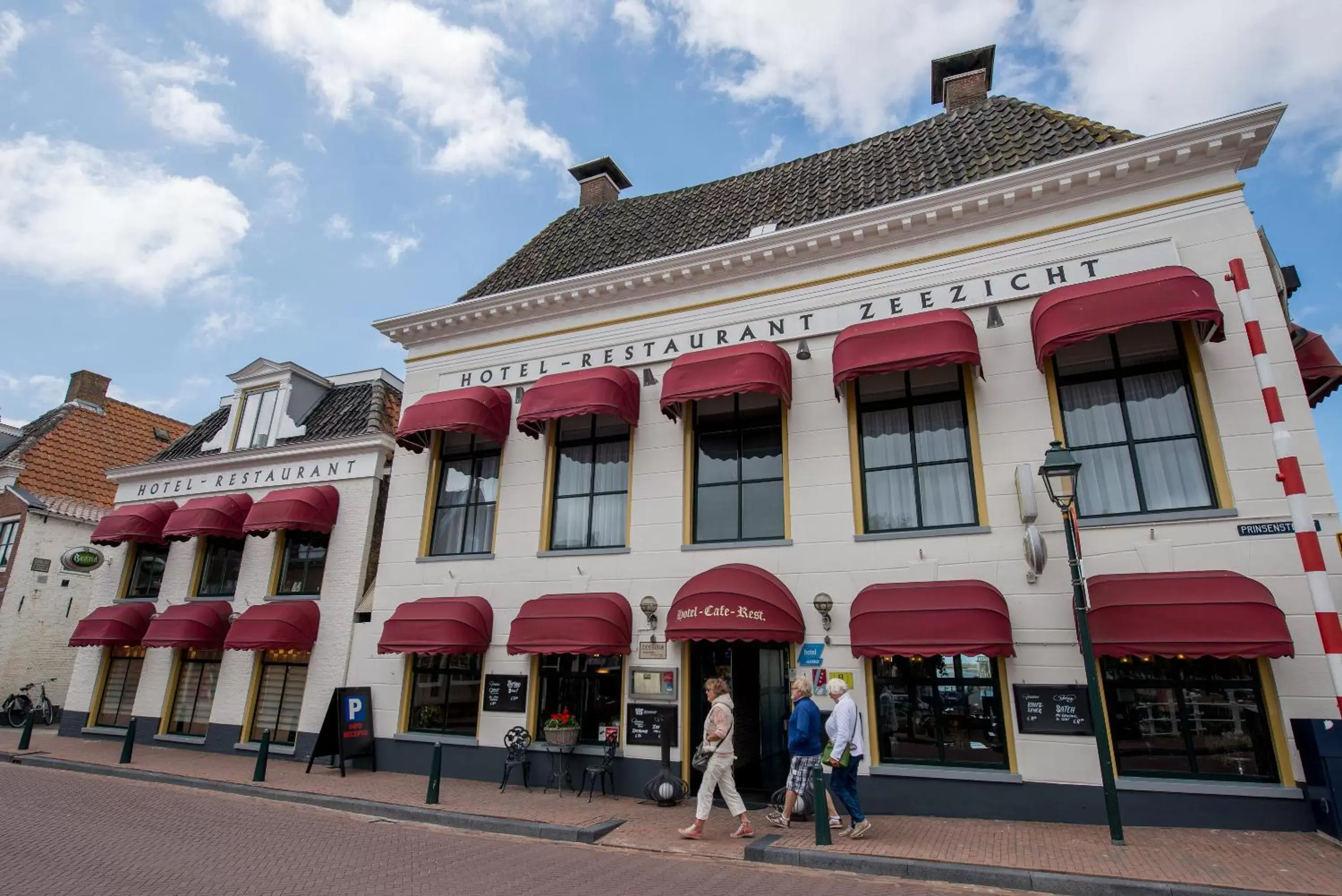 Facade/entrance, Property Building in Hotel Zeezicht