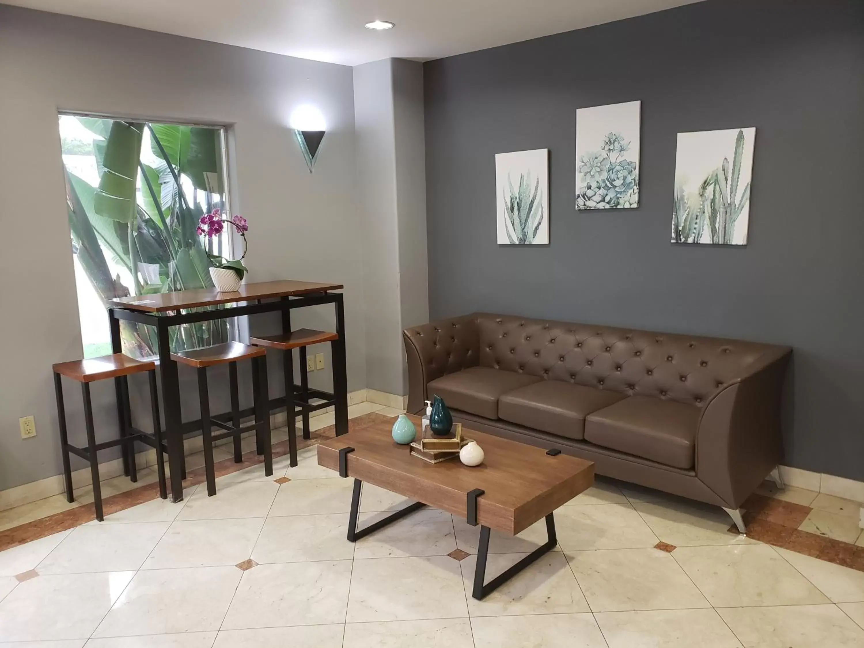 Lobby or reception, Seating Area in Portofino Inn Burbank