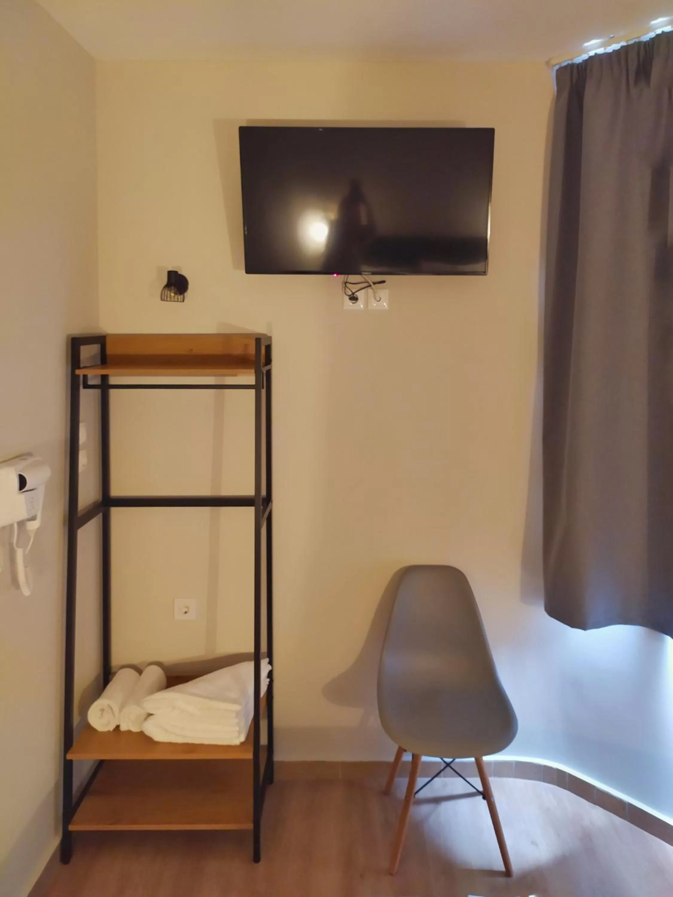 TV and multimedia, Bed in New Amaryllis Hotel