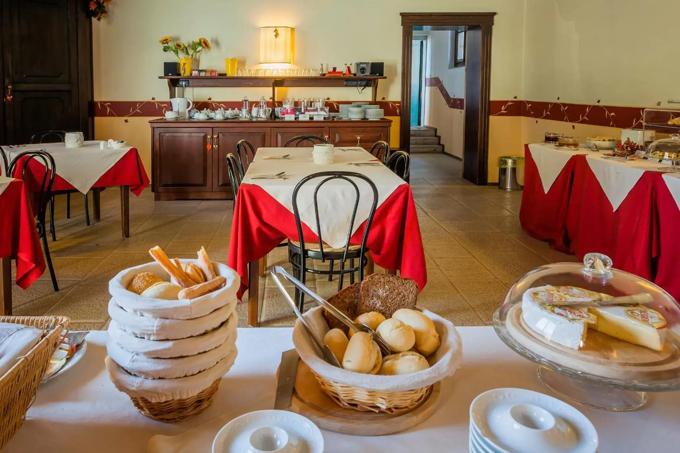 Restaurant/Places to Eat in Hotel Villa Policreti