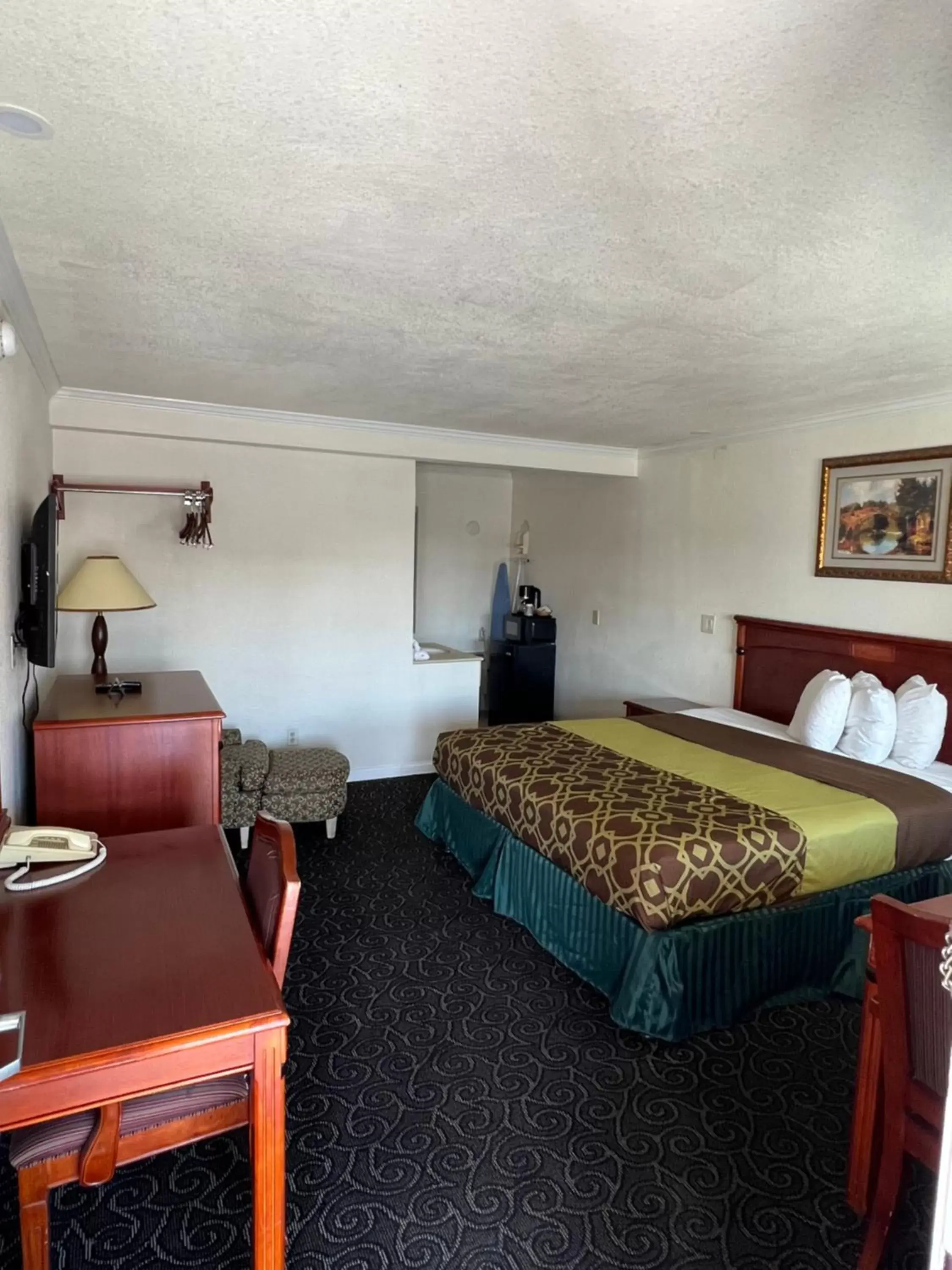 Bedroom, Bed in Americas Best Value Inn Hanford
