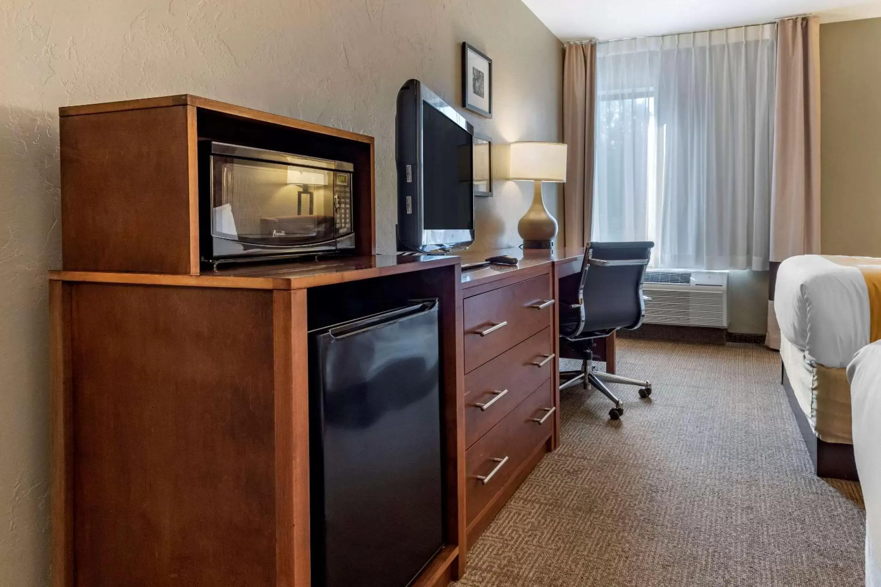 Photo of the whole room, TV/Entertainment Center in Quality Inn